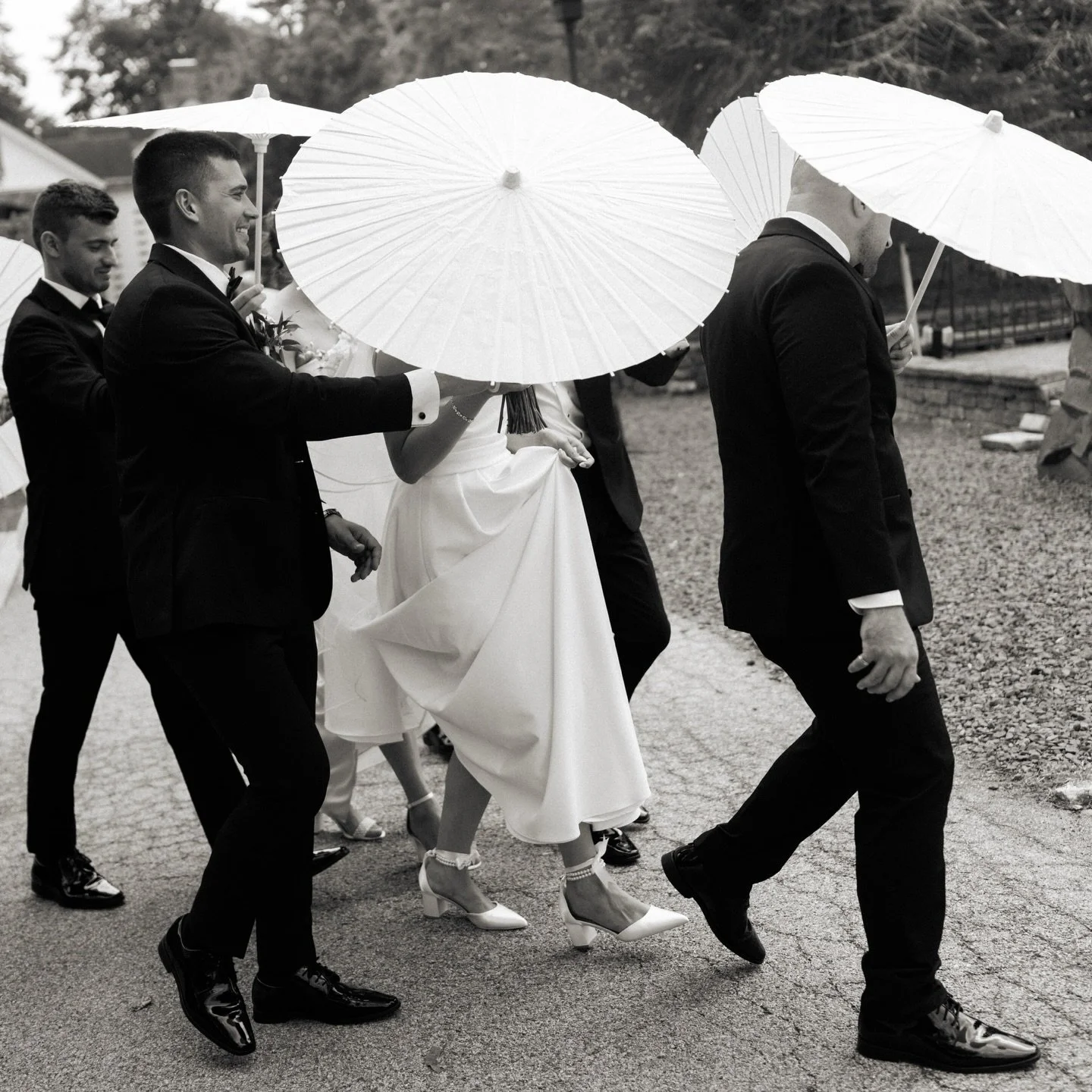 100% unposed, unfiltered, true candid moments from Rachel &amp; Max&rsquo;s day last summer! 

A reminder to all, that building in the time to be fully present on your wedding day will always be the best kind of photo op ❣️