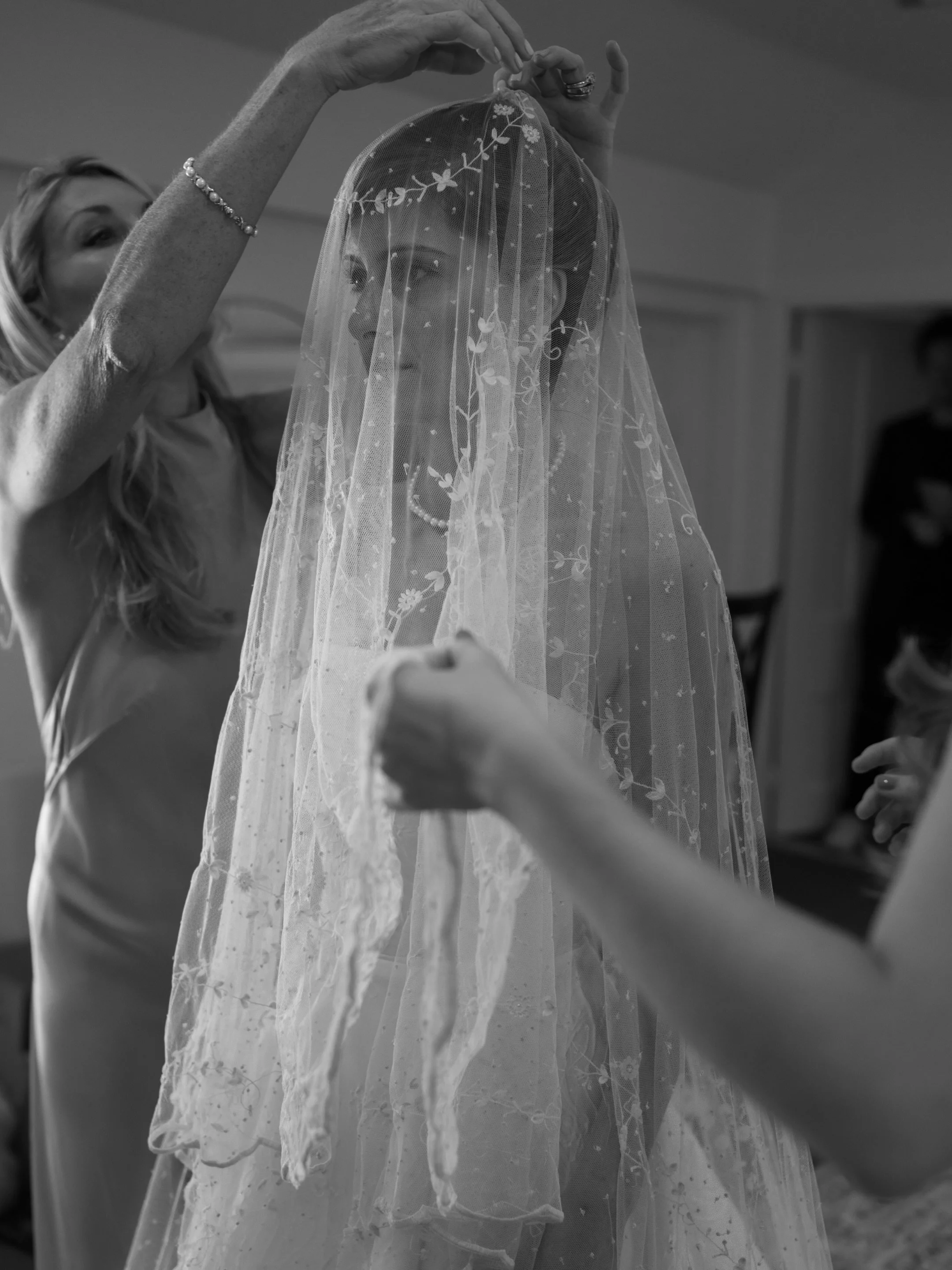 Some favorites from Sarah &amp; Chris&rsquo; wedding day a few years ago in Martha&rsquo;s Vineyard. 

Isn&rsquo;t Sarah so lovely?

Most beautiful veil by the insanely talented @janebourvis