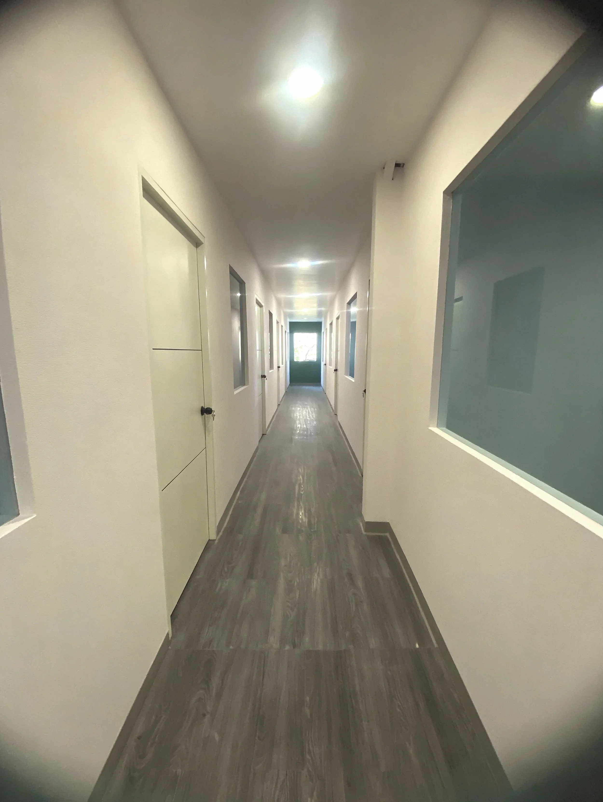 Pasillo principal con 10 espacios 