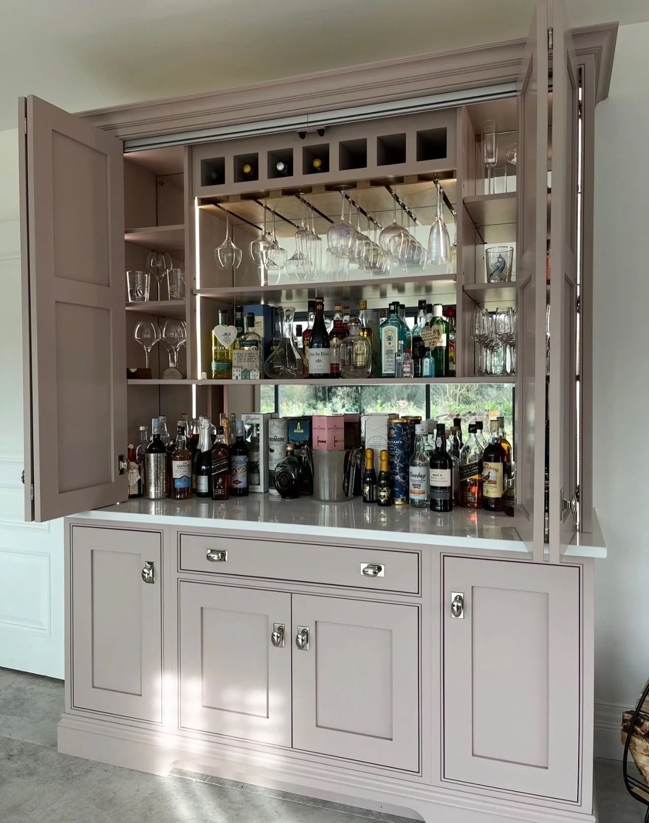 A little look at our Sienna bar on this sunny Saturday! 
An absolute dream for people that love to host. This gorgeous bar is the perfect piece for kitchens, dining rooms and living spaces. 

#bar#bespokefurniture#homebar#customfurniture