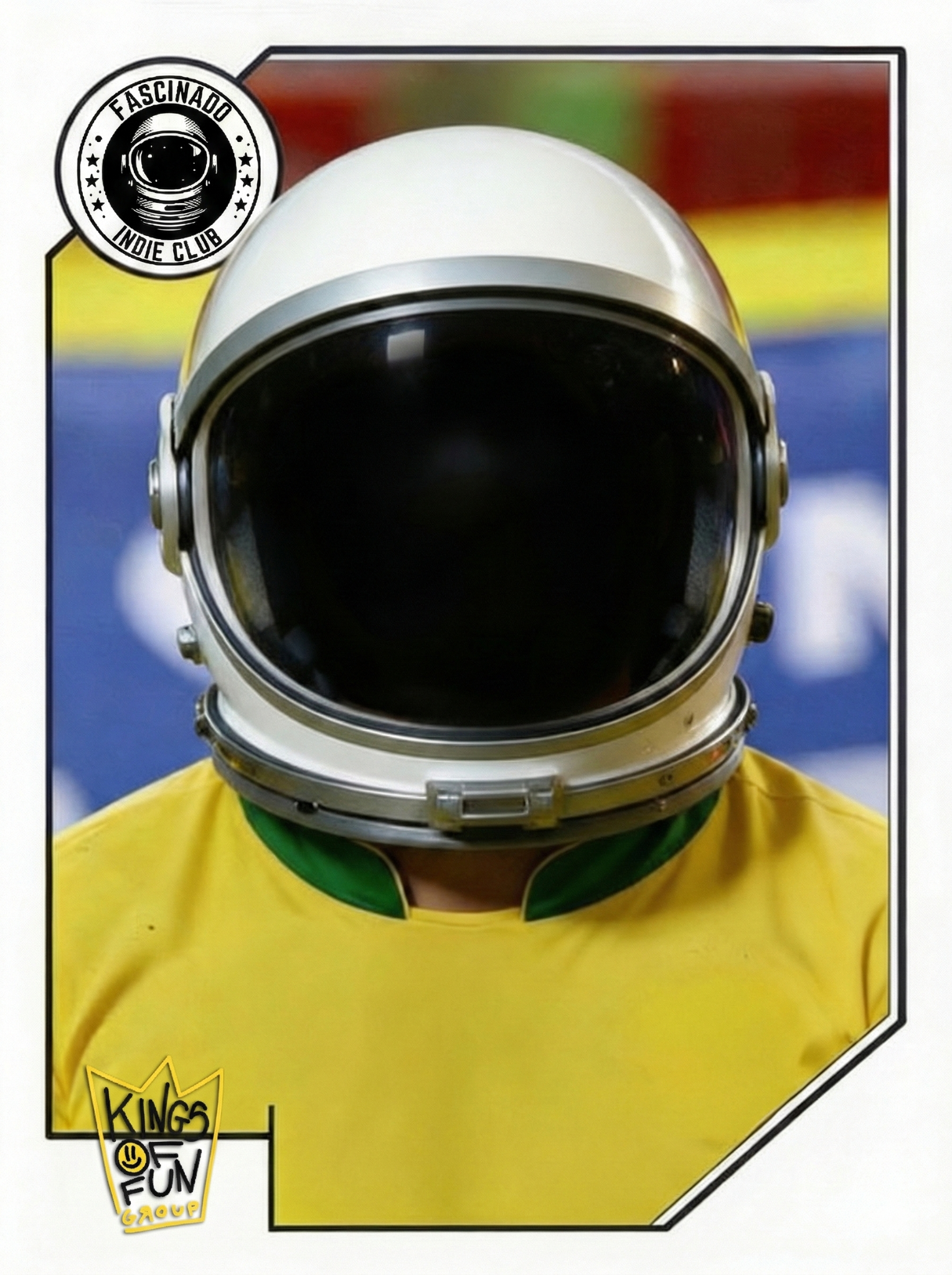 Una persona usando un casco de astronauta con traje amarillo y detalles verdes, en un fondo difuso de colores. Incluye logotipos y textos en la esquina superior izquierda y la esquina inferior izquierda.