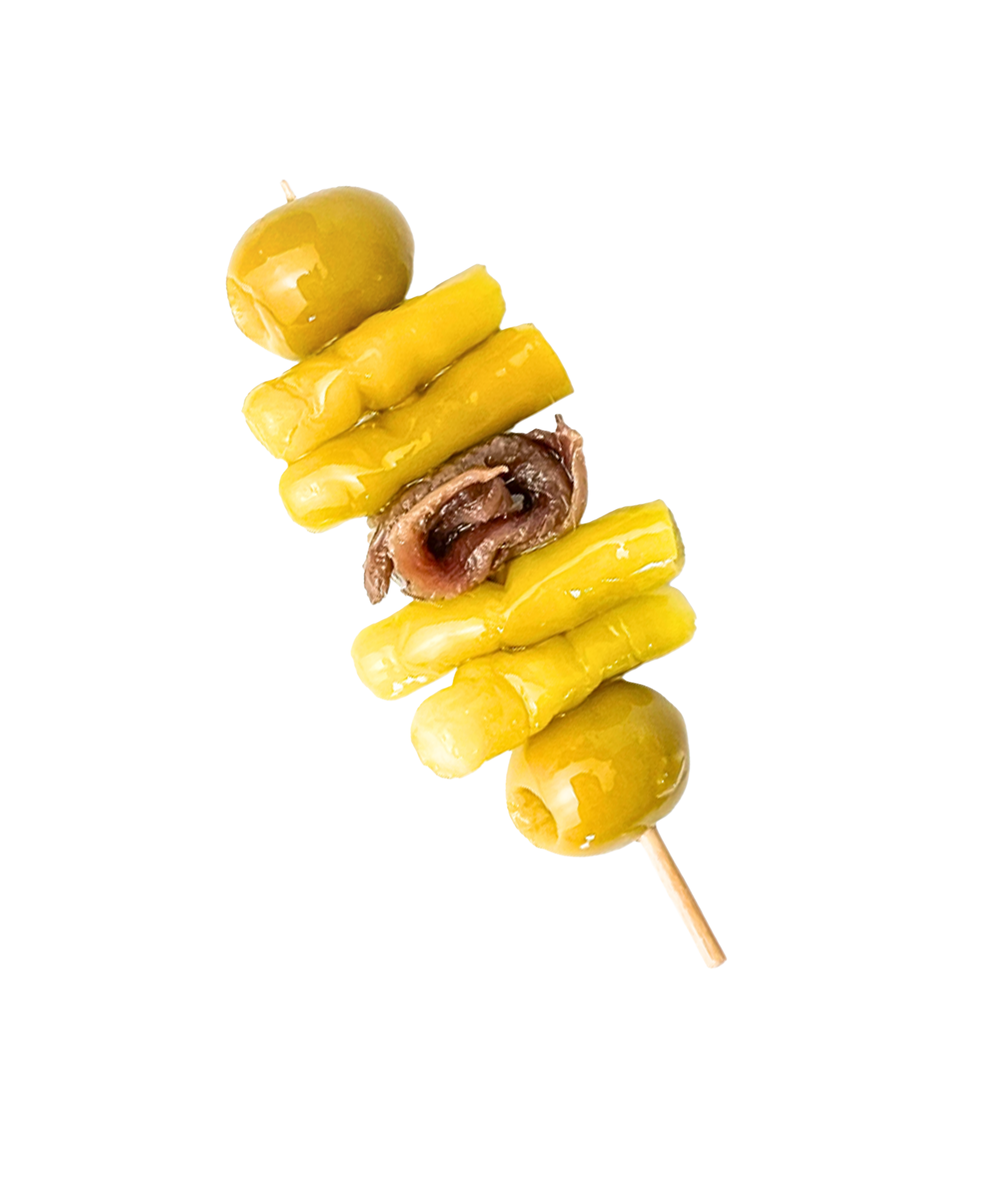 Un pincho con aceitunas verdes, pepinos y una rodaja de carne en medio.