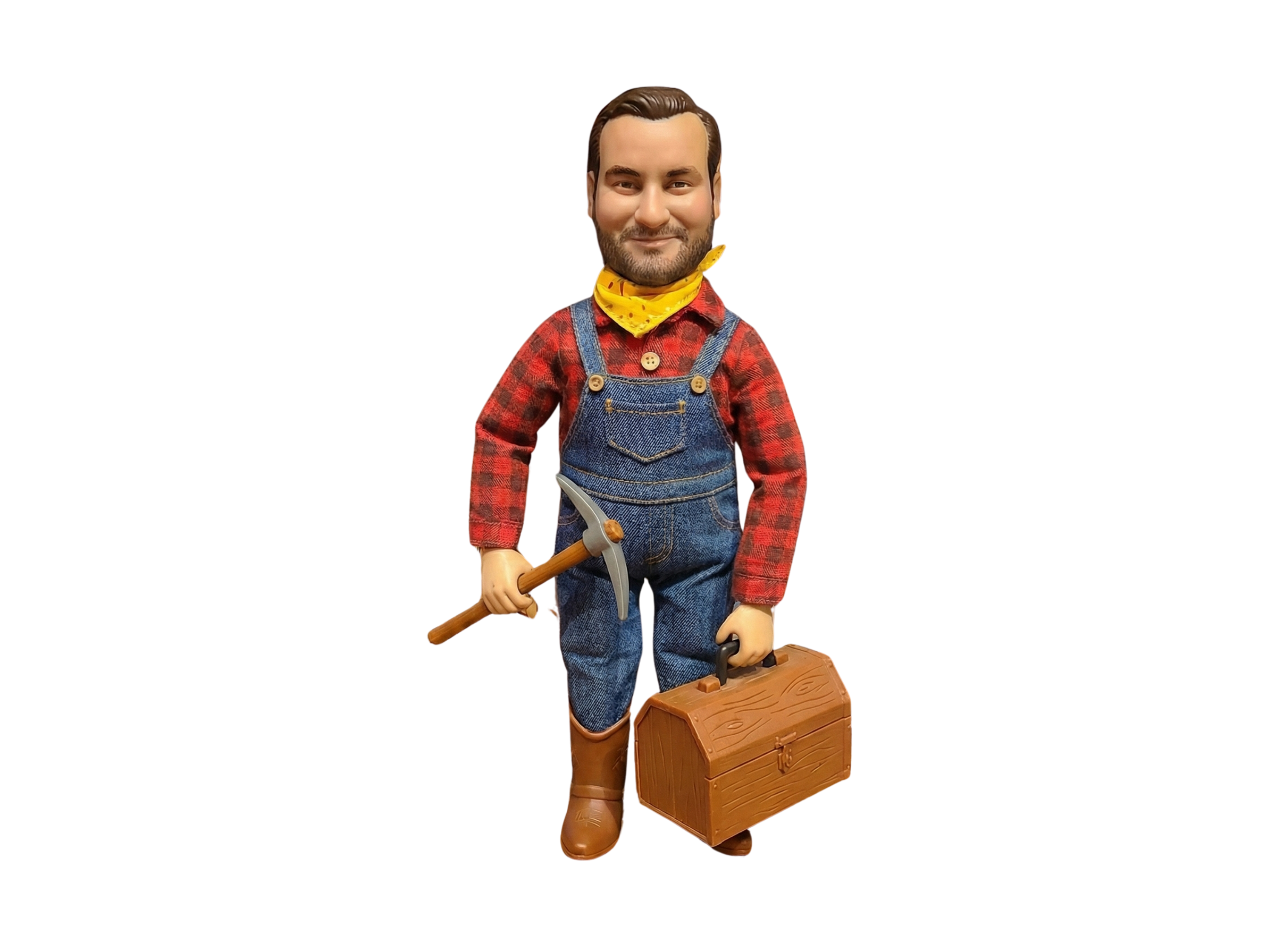 Figura de un hombre con cara de muñeco, vestido con overoles de mezclilla, camisa de cuadros rojos y negros, botas de trabajo, con una herramienta de pico y un maletín de madera, en un fondo transparente.
