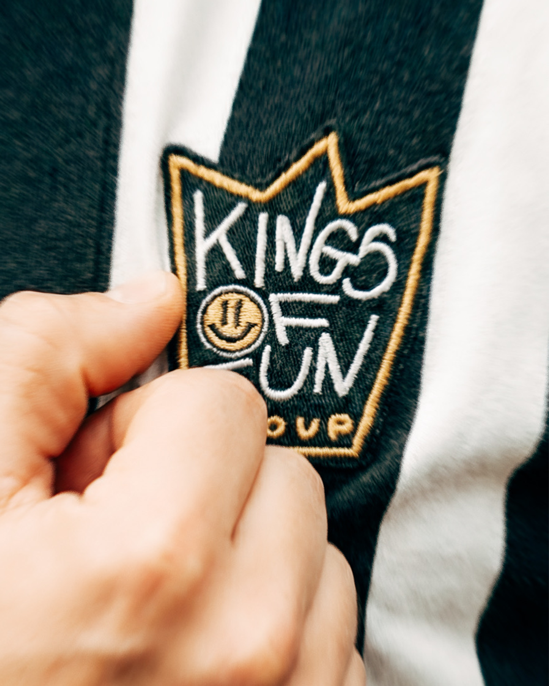 Tienda con americana o chaqueta negra con parche que dice 'Kings of Sun Co. UP'.