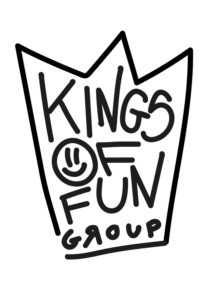 Texto en letras negras que dice 'Kings of Fun Group' con un dibujo de una cara sonriente en un círculo.
