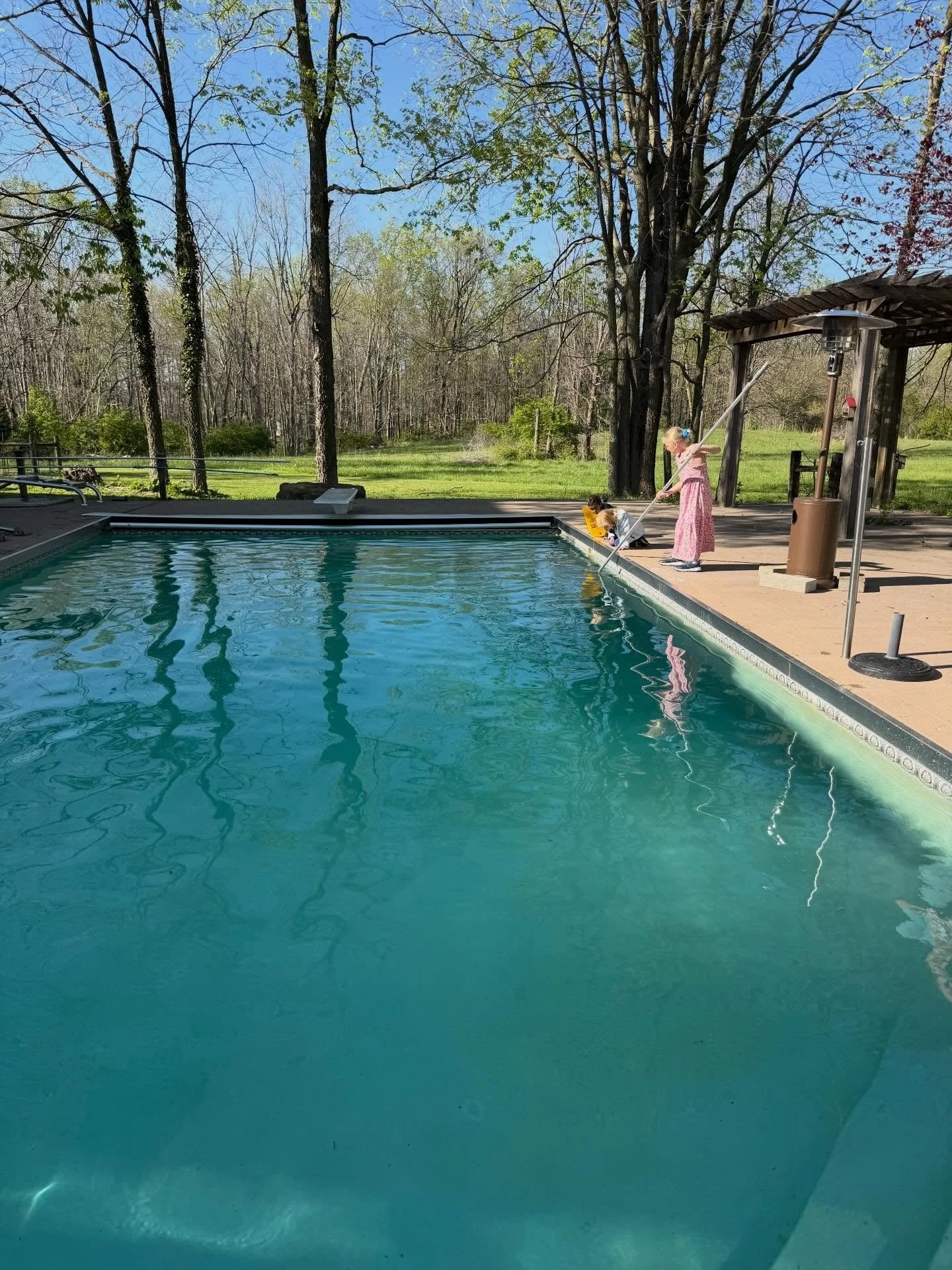 🆕 SESSION starting Monday, April 27. The entire family is helping with getting the pool in tip top shape 🩵