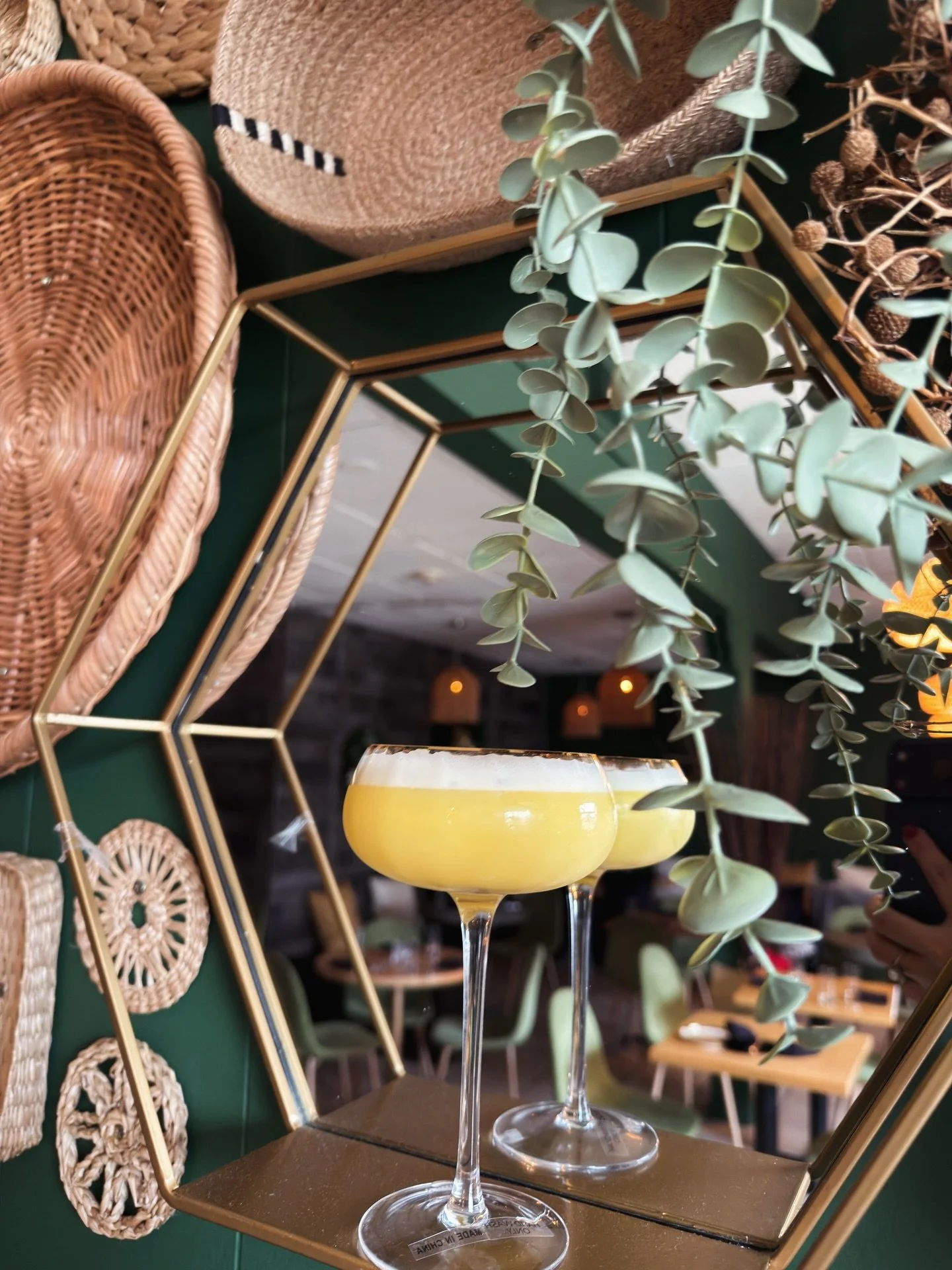 The workweek ends. The pour begins! 
Featuring: Few Shades of Grey&mdash;pear, citrus, elderflower.

#genevail #genevaillinois #downtowngenevail #chicagofoodie