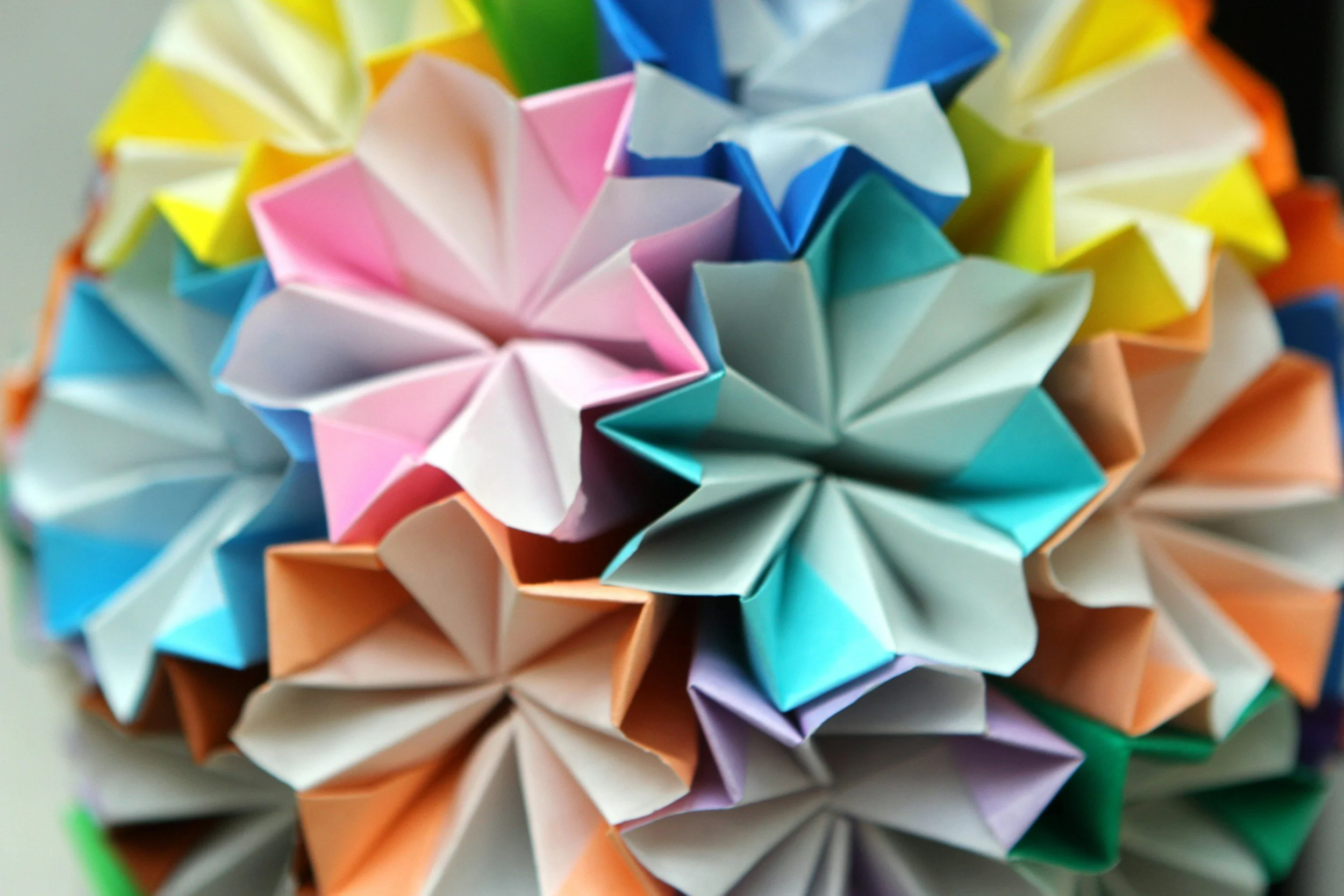 Kleurrijke origami vormen als beeld voor diversiteit en samenwerking binnen teams