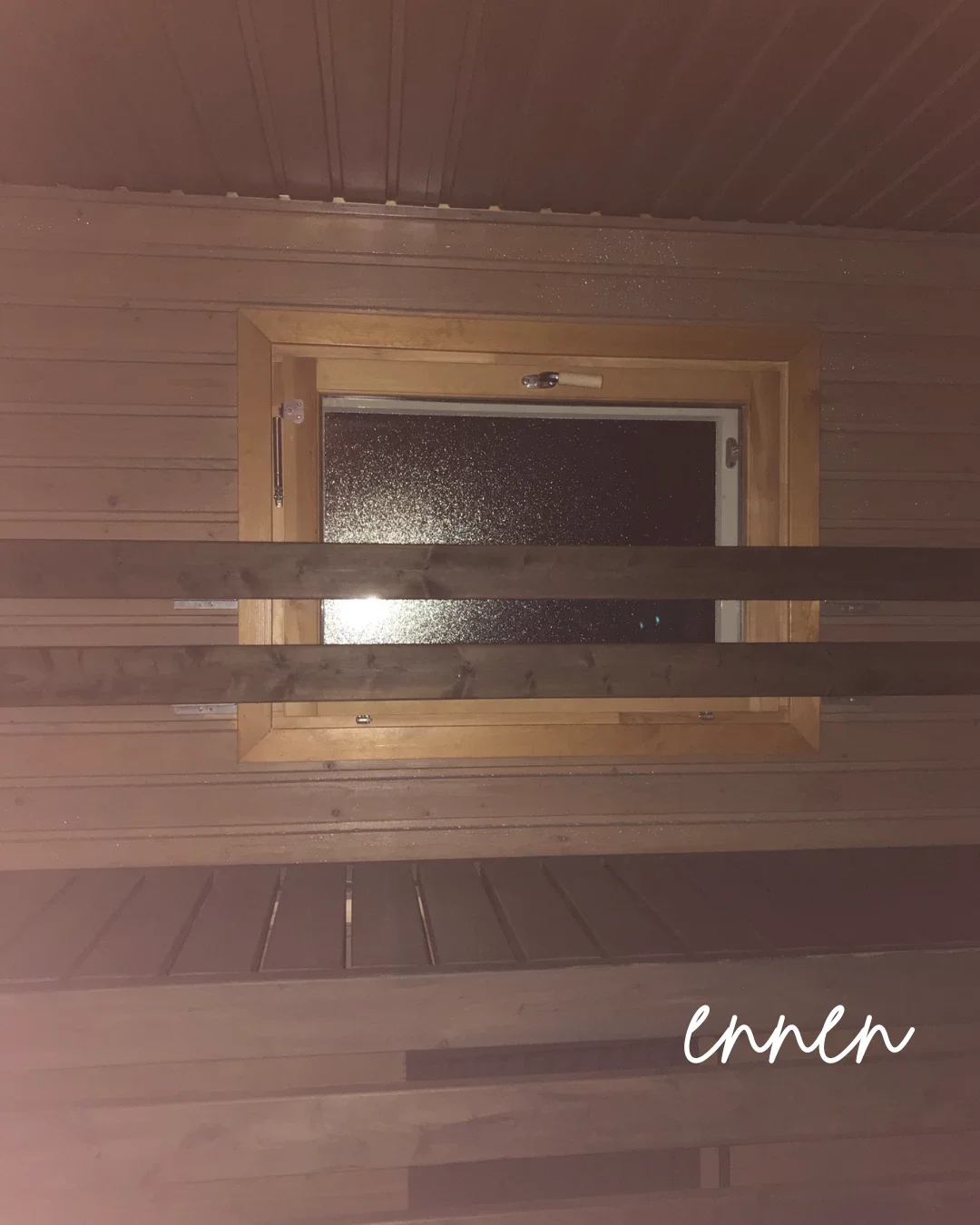 Sauna, jossa lauteiden selkänojalaudat ovat ikkunan edessä