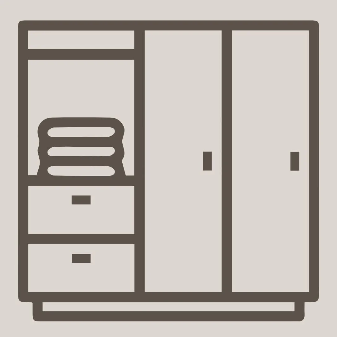 Piirroskuvassa on vaatekaappi, jossa on ovet ja hyllyjä, sekä kaksi vetolaatikkoa vasemmassa alakulmassa.