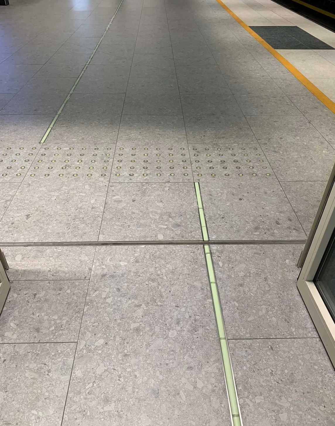 Metroaseman lattia, jossa on suoria ja pistemäisiä liiketunnistimia.