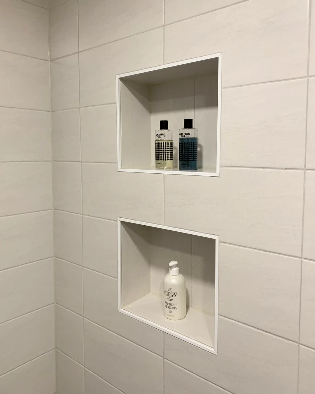 Shampoosäilytys seinän sisässä.