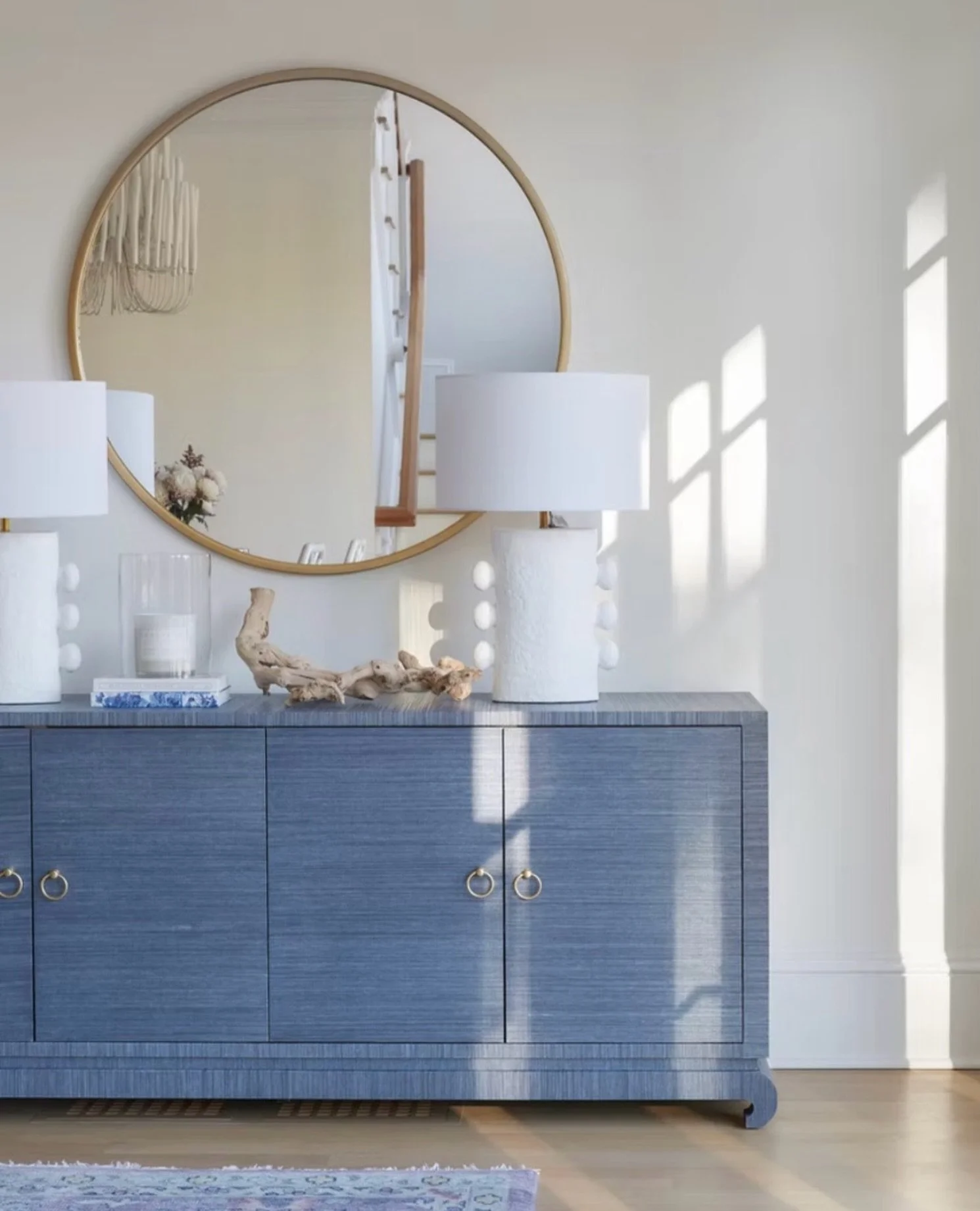 SSDC spotlight on @villaandhouse 💙 we love how @curatednest styles the Meredith 4-Door Cabinet in this space 💙

Contact us if you want to open a trade account. We have many great vendors!

Cabinet: @villaandhouse 
Design: @curatednest 
Photography: