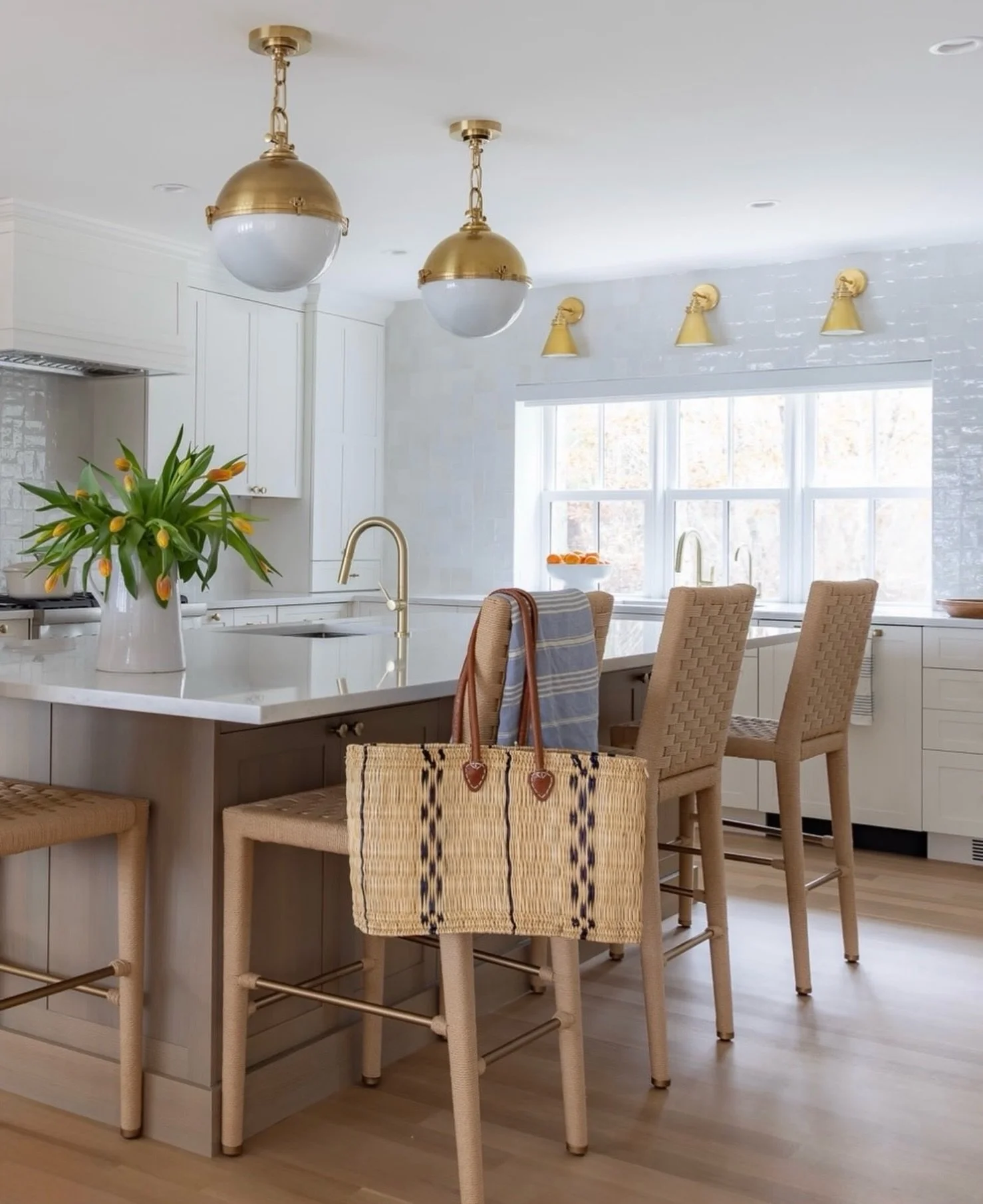 SSDC spotlight on @visualcomfort 💡 loving the vibe in this kitchen 🩵

Contact us if you want to open a trade account. We have many great vendors!

Light fixture: @visualcomfort 
Design: @wendyhcallahan / @emilyfee.interiors / @amymorganinteriordesi