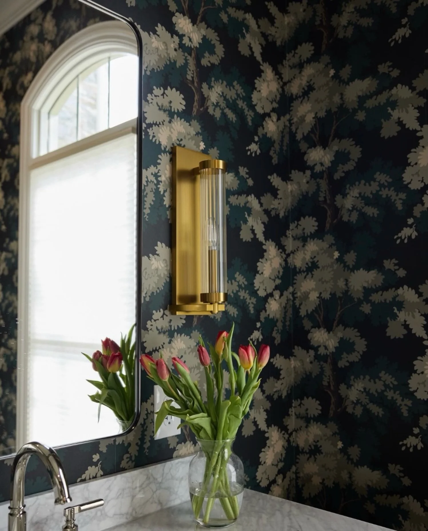 SSDC spotlight on @visualcomfort 💡 we love the way @chelsealeardesign transformed this gorgeous powder room using then Demi Sconces by Alexa Hampton 

Contact us if you want to open a trade account. We have many great vendors!

Design: @chelsealeard
