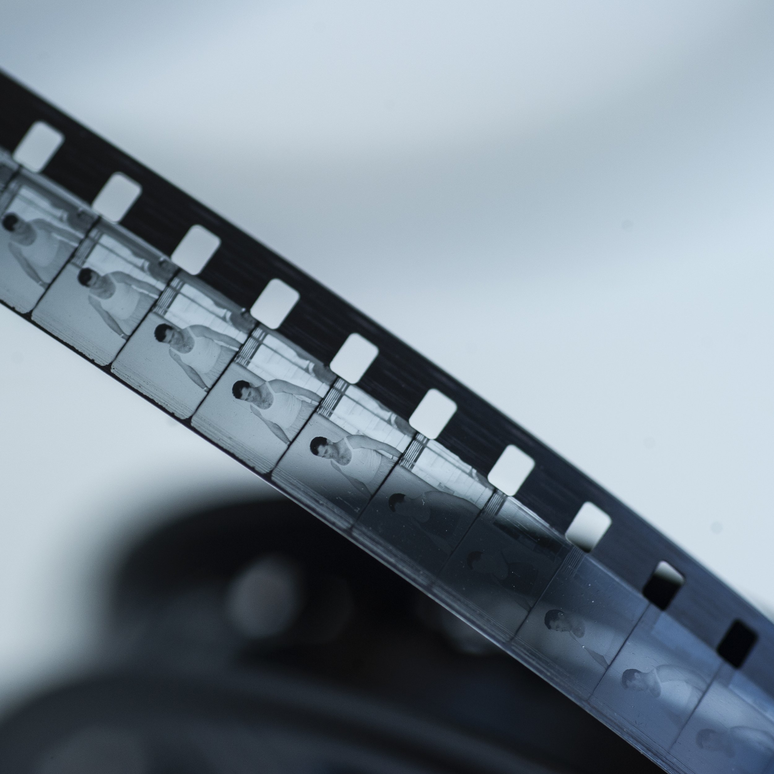 Striscia di pellicola cinematografica con immagini di un uomo in diverse pose.