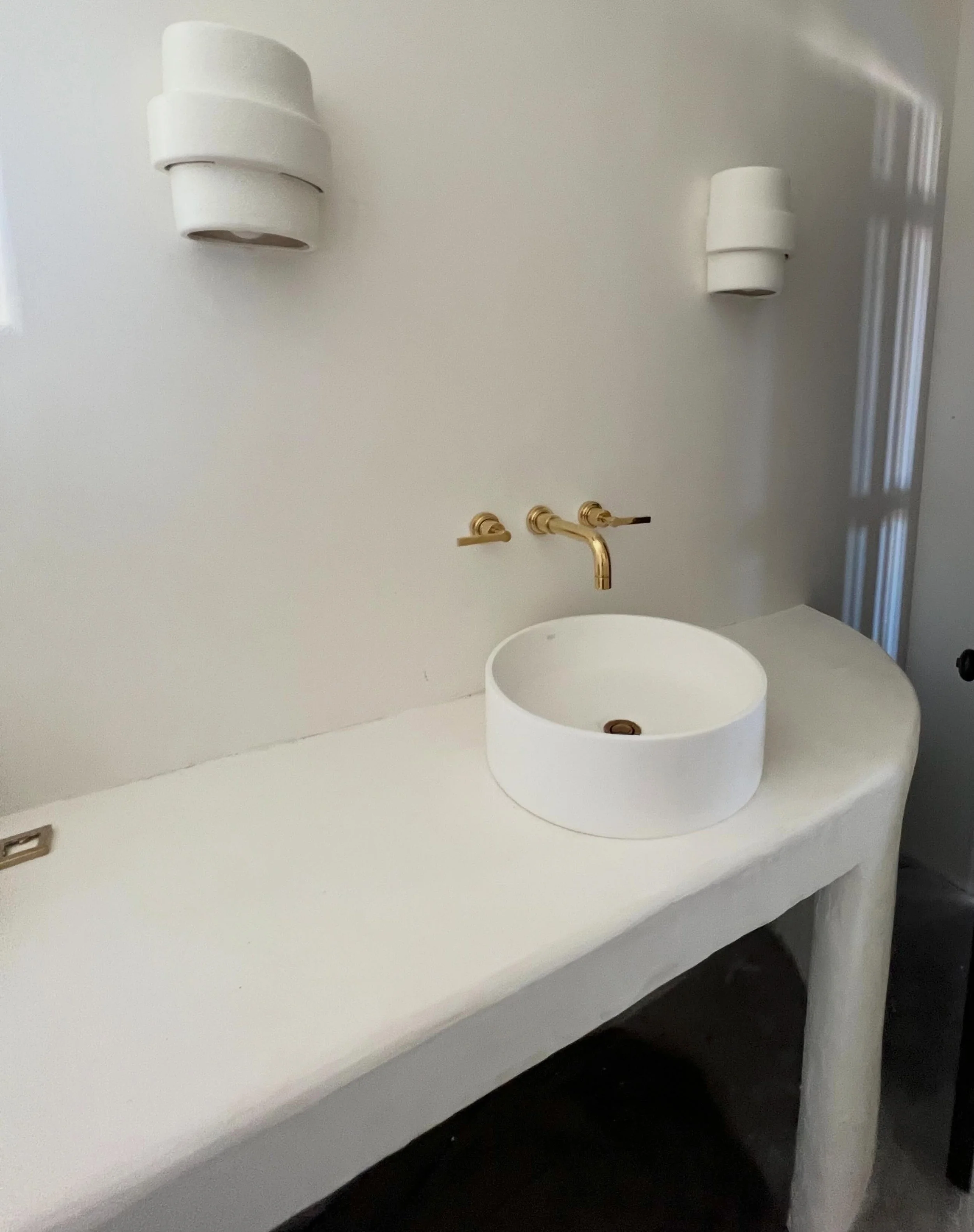a custom Moroccan Clay (tadelakt) vanity completed for a client. This particular piece jad a goal of natural movement and a white finish. A beautiful non toxic, natural, waterproof material that can be used to create seamless finishes. We can also pr