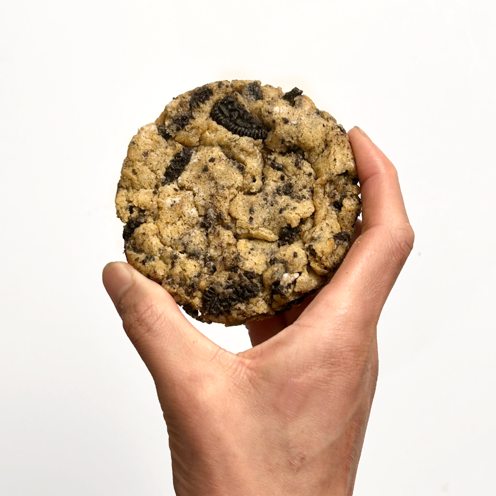 cookie-cookiesncreme-hold-1000.png