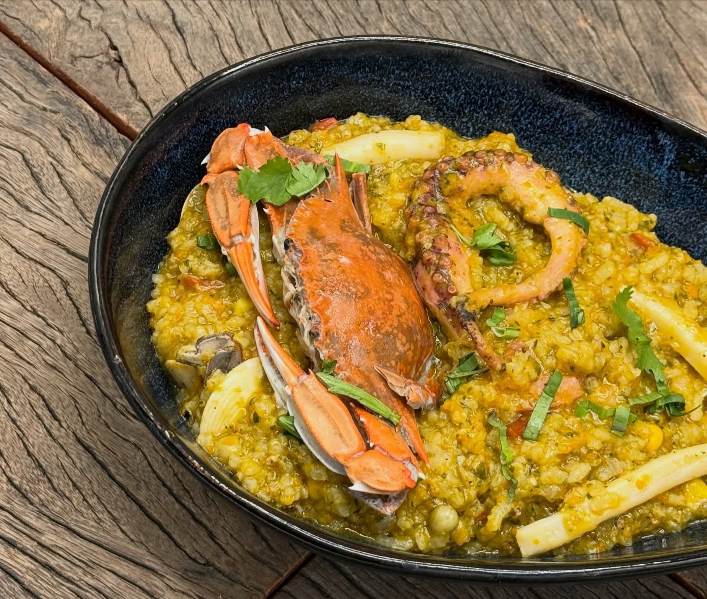 ARROZ GUACHO CON MARISCOS

Camarones, calamares, pulpo, almejas y jaibas cocinadas junto con arroz con una textura cremosa. /// A rich and creamy rice base packed with a premium selection of shrimp, calamari, octopus, clams, and crab.