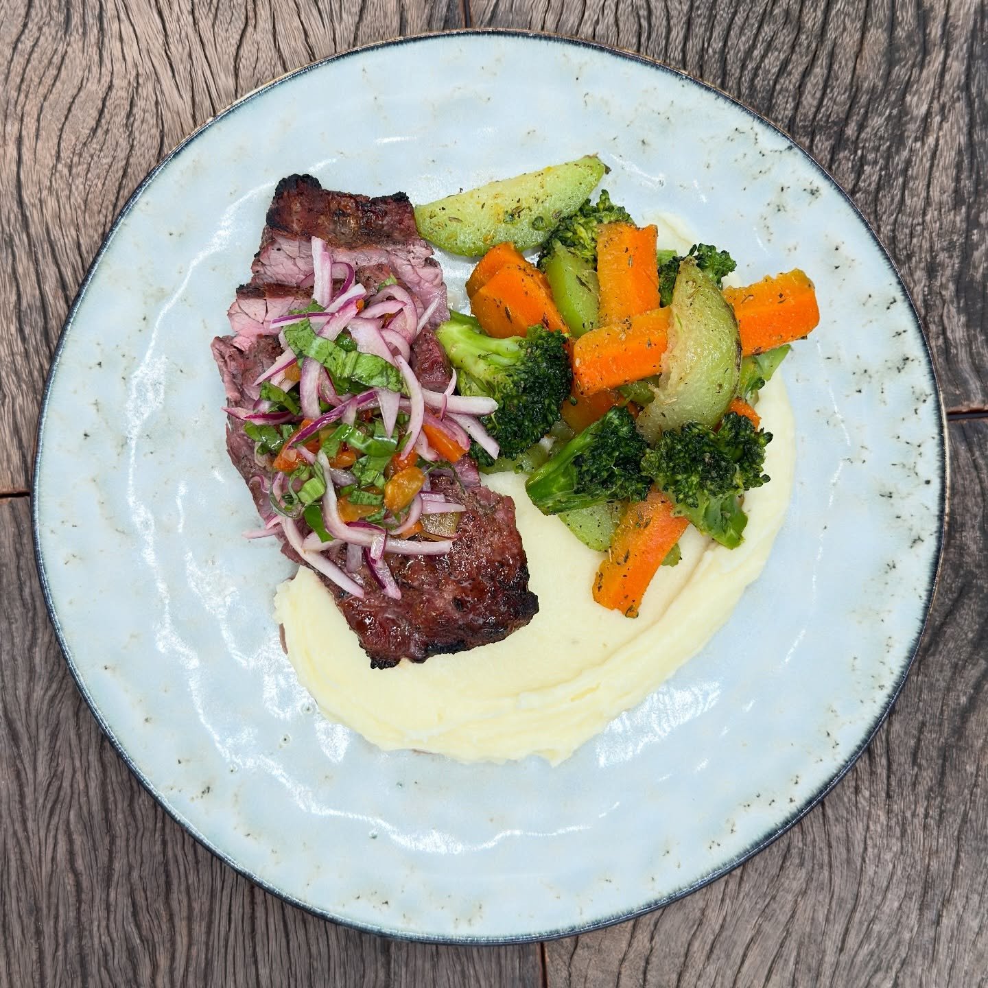 ENTRA&Ntilde;A A LA PARRILLA

Corte 250g de entra&ntilde;a, servido con pur&eacute; de papa, vegetales salteados de temporada, salsa criolla. /// 250g Skirt steak, garlic mashed potatoes, sauteed seasonal vegetables, fresh chimichurri style sauce.
