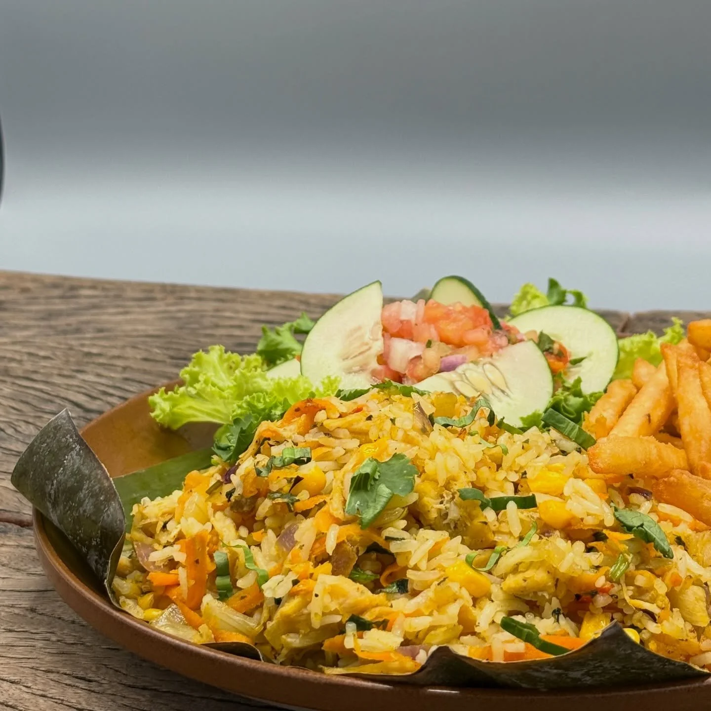 DE TODOS LOS D&Iacute;AS | DAILY CLASSICS  ARROZ CON POLLO

Arroz con pollo de la casa, cocido con pollo desmenuzado, vegetales frescos y culantro. Servido con ensalada y papas fritas. /// House-style chicken rice, cooked with shredded chicken, fresh