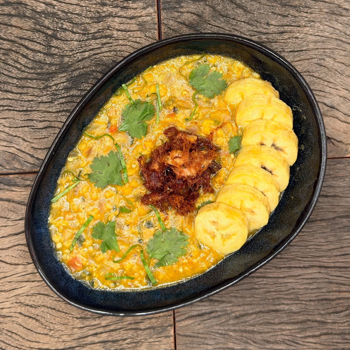 DE TODOS LOS D&Iacute;AS | DAILY CLASSICS  ARROZ DE MA&Iacute;Z  Plato tradicional guanacasteco. Ma&iacute;z quebrado, cocido en caldo de gallina Servido con pl&aacute;tano cuadrado y ensalada. /// A traditional specialty featuring rustic corn meal c