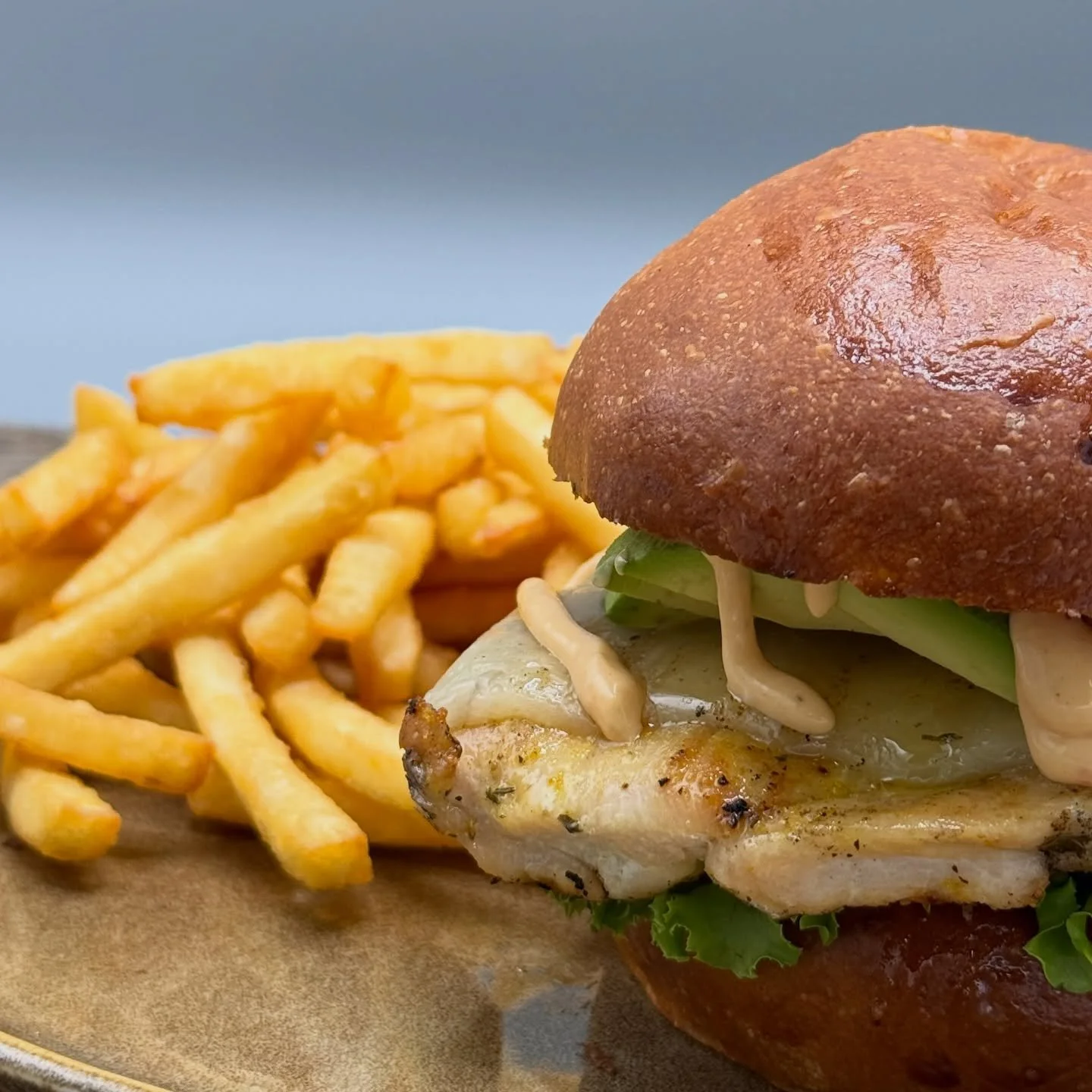 DE TODOS LOS D&Iacute;AS | DAILY CLASSICS

SANDWICH DE POLLO  Pechuga de pollo a la parilla, queso, salsa cremosa picante, aguacate, lechuga, tomate, pan brioche. Papas o ensalada. /// Grilled chicken breast, cheese, spicy mayo, lettuce, tomato, avoc