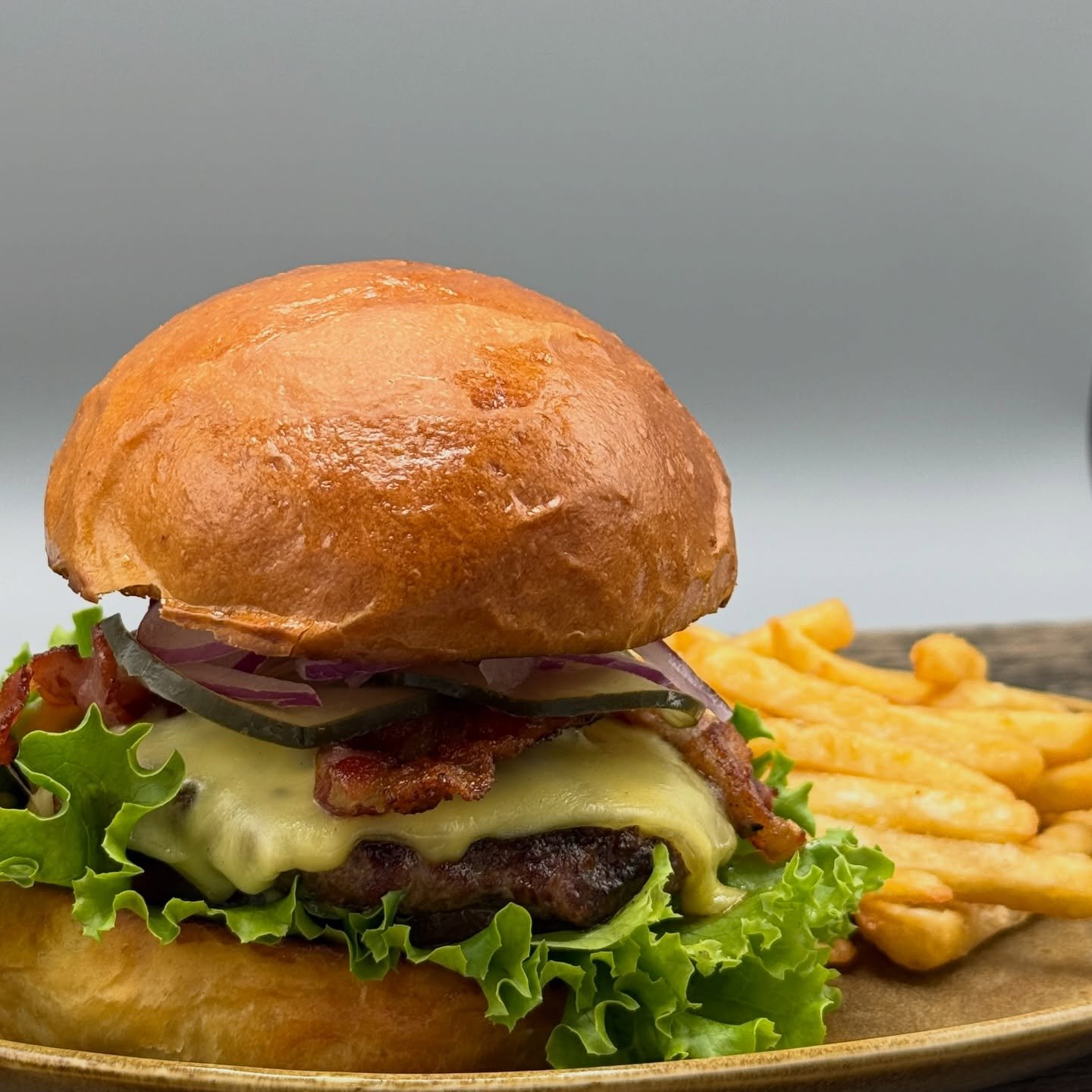 DE TODOS LOS D&Iacute;AS | DAILY CLASSICS

HAMBURGUESA

Torta de res angus a la parrilla, queso blanco, tocineta, pepino encurtido, lechuga, tomate, cebolla, pan brioche. Papas o ensalada. /// Grilled angus beef patty, cheese, bacon, pickled cucumber