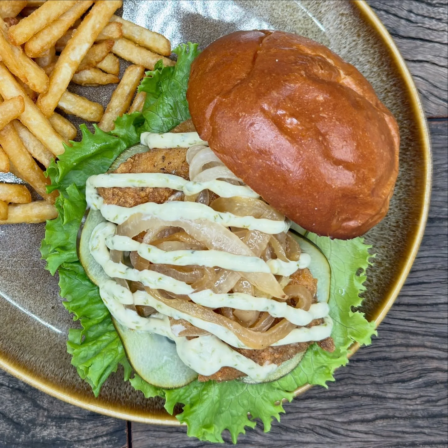 DE TODOS LOS D&Iacute;AS | DAILY CLASSICS

SANDWICH DE PESCADO

Filet de pescado empanizado, lechuga, pepino encurtido, cebolla asada, aderezo culantro miel, pan brioche. Papas o ensalada. /// Fried fish fillet, lettuce, pickled cucumber, grilled oni