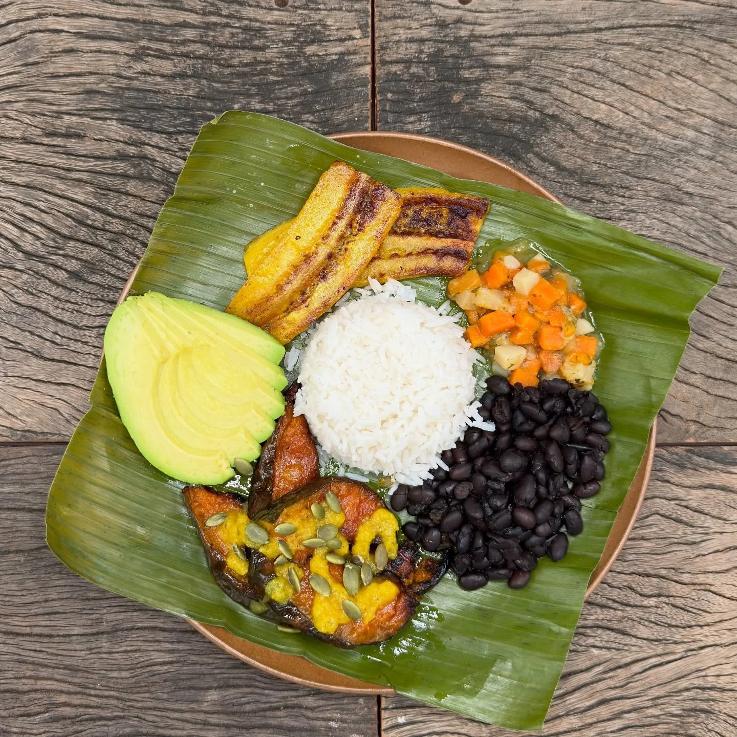 DE TODOS LOS D&Iacute;AS | DAILY CLASSICS  CASADO LAS OLAS

Arroz, frijoles, picadillo del d&iacute;a, pl&aacute;tano maduro a: elegir Churrasco, Pollo caribe&ntilde;o, Ayote asado, Pescado al ajillo /// White rice, black beans, veggie picadillo and 
