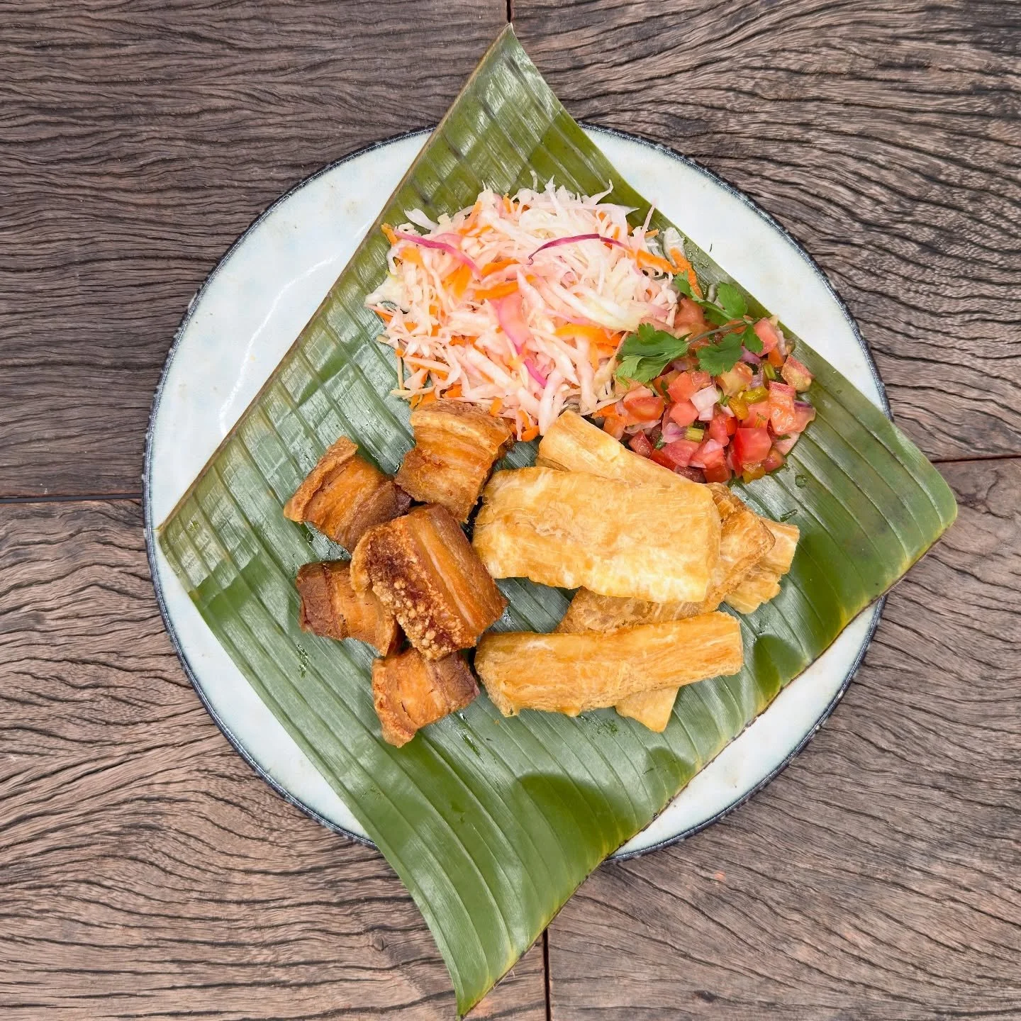 PA&rsquo; EMPEZAR Y COMPARTIR | APPETIZERS &amp; SHAREABLES

​​YUCAS CON CHICHARR&Oacute;N

Suave y crujiente chicharr&oacute;n, yucas fritas, repollo encurtido, pico de gallo. /// Crunchy pork belly, crispy fried yuca root, pickled cabbage salad, pi