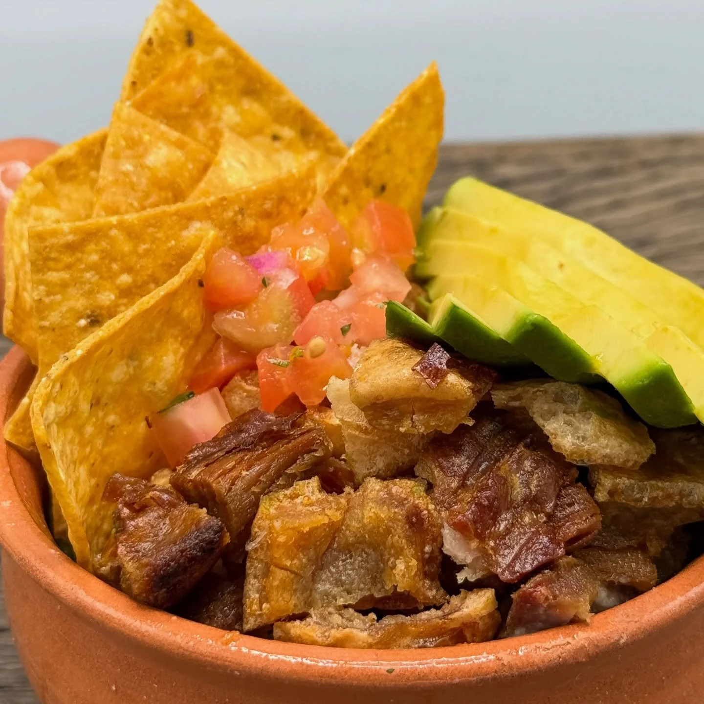 PA&rsquo; EMPEZAR Y COMPARTIR | APPETIZERS &amp; SHAREABLES

CHIFRIJO

Frijoles de olla, chicharr&oacute;n crujiente, arroz, pico de gallo, aguacate, tortillas tostadas. /// Crunchy pork belly,, crispy fried yuca root, pickled cabbage salad, pico de 