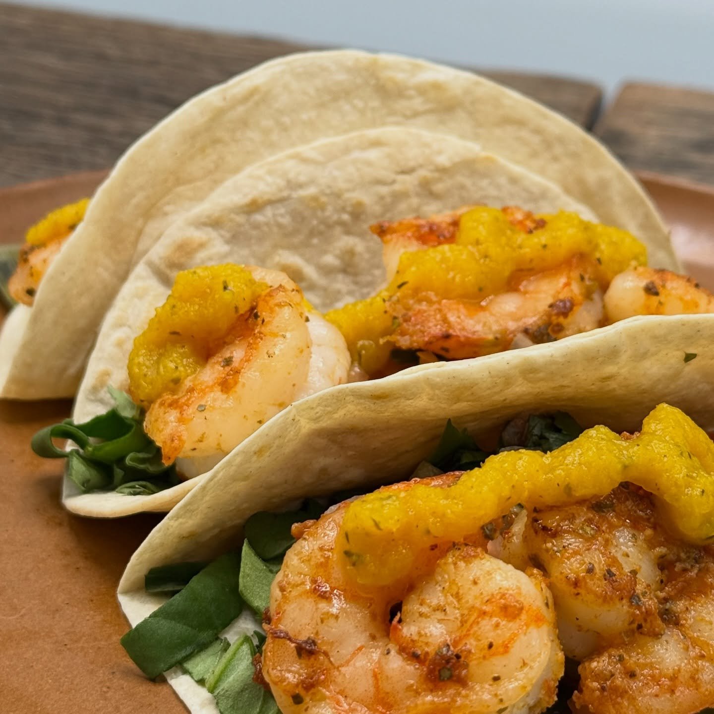 PA&rsquo; EMPEZAR Y COMPARTIR | APPETIZERS &amp; SHAREABLES

GALLOS DE CAMAR&Oacute;N

Tres tortillas de harina, camarones al ajillo, espinaca, salsa de pi&ntilde;a curry, pico de gallo. /// Three flour tortillas, garlic sauteed shrimp, spinach, pine