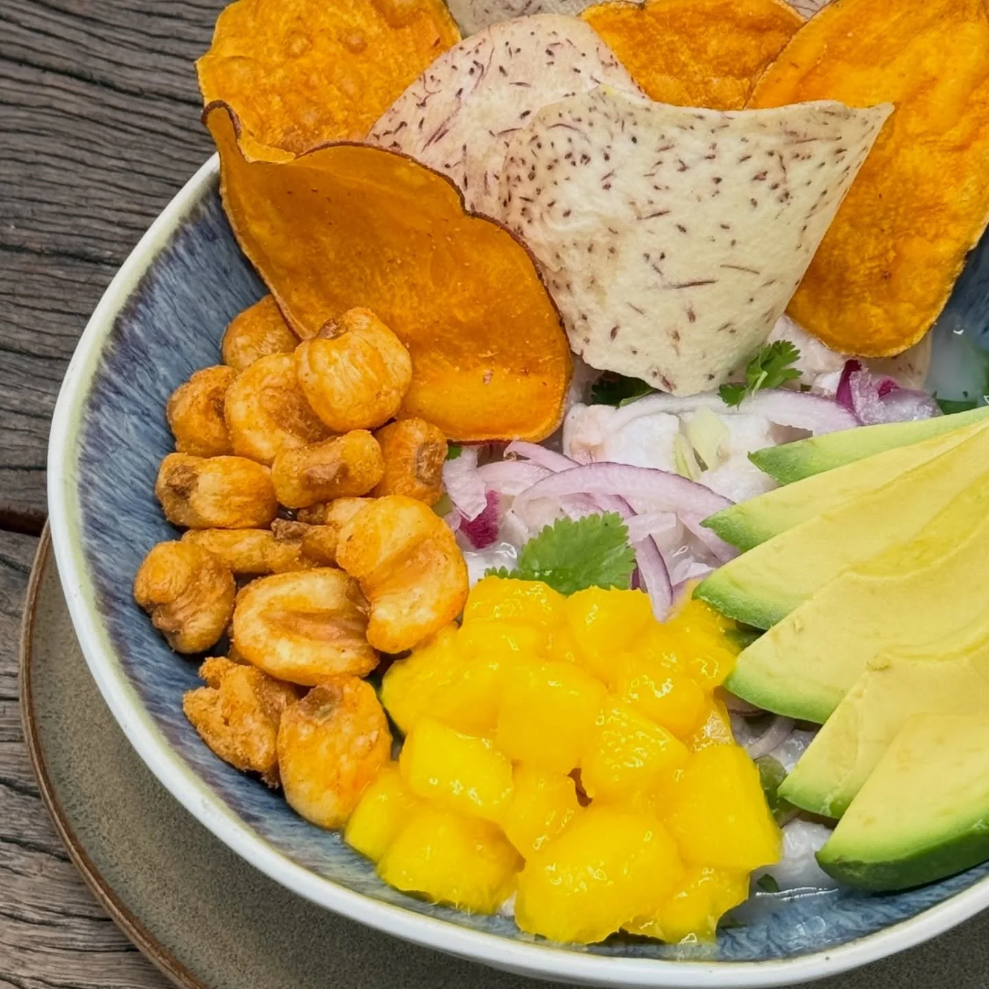 PA&rsquo; EMPEZAR Y COMPARTIR | APPETIZERS &amp; SHAREABLES

CEVICHE

De pescado blanco, mango, aguacate, ma&iacute;z tostado, chips de camote y malanga. /// Fresh white fish, mango, avocado, crispy corn kernels, chips sweet potato and malanga chips.