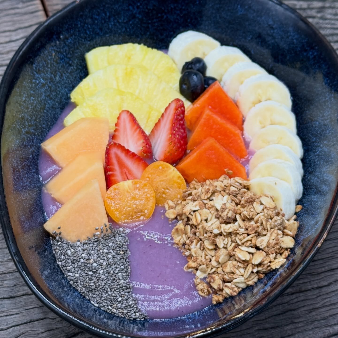 DESAYUNO /// BREAKFAST

BOWL FRUTAS Y GRANOLA

Base de atol de pujagua, chia, granola,almendras, miel y fruta fresca de temporada. /// Pujagua purple corn atole, chia seeds, granola, almonds, honey, and fresh seasonal fruit.