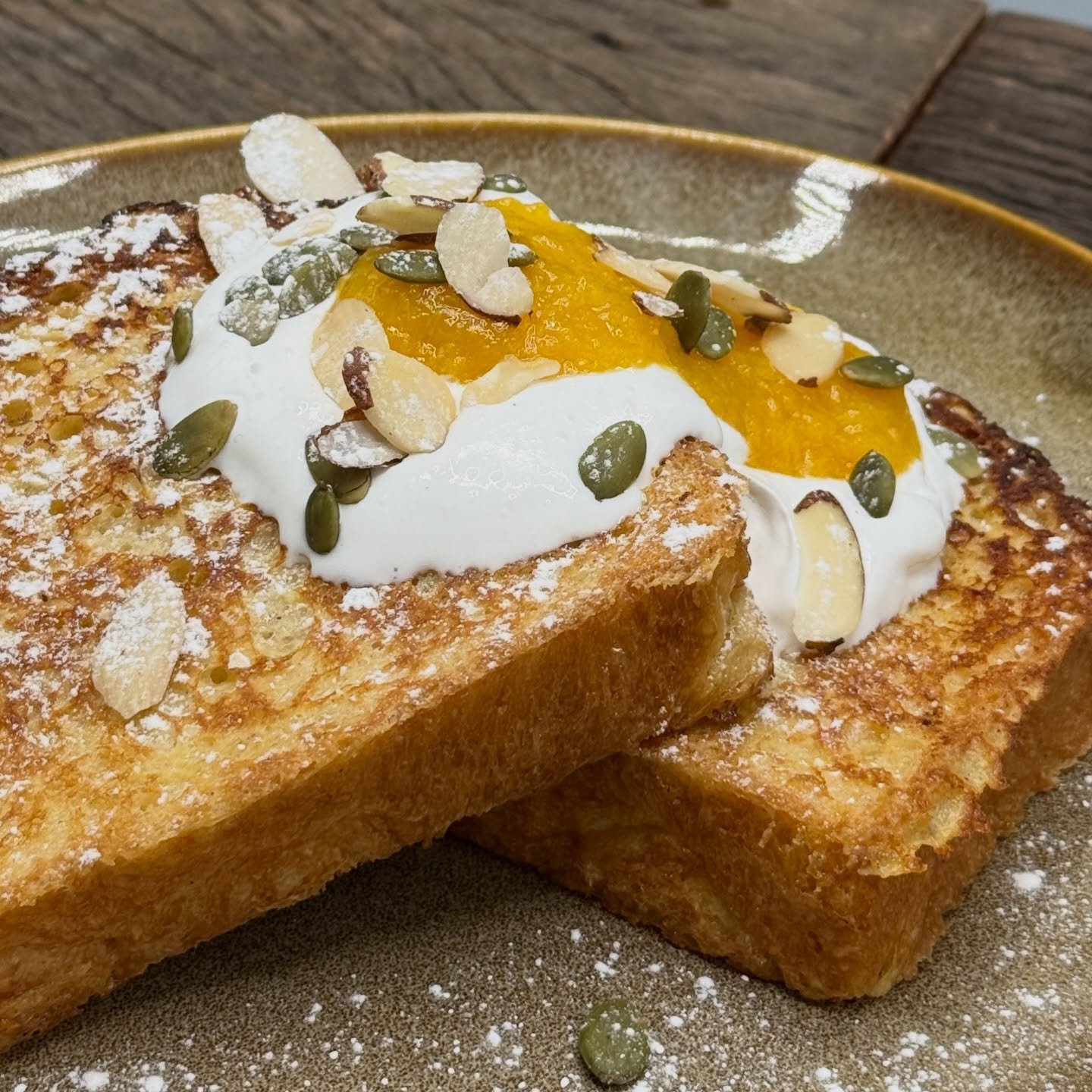 DESAYUNO /// BREAKFAST

TOSTADAS A LA FRANCESA

Pan brioche, crema de yogurt, mermelada casera de fruta de temporada, semillas tostadas. /// Brioche bread with yogurt cream, homemade seasonal fruit jam, toasted seeds.