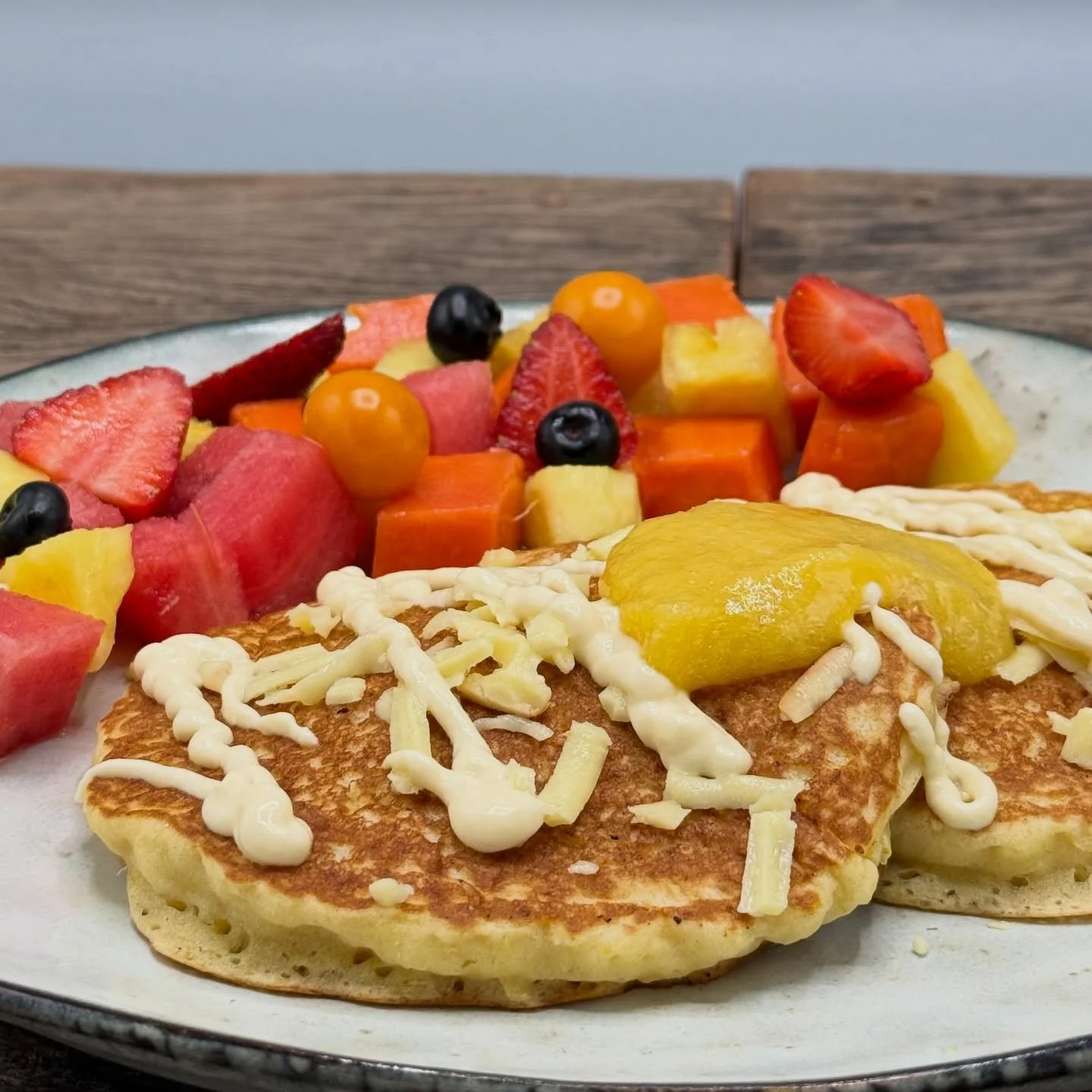 DESAYUNO /// BREAKFAST

AREPAS

Dos arepas de ma&iacute;z dulce, natilla, queso ahumado, mermelada casera de fruta de temporada, fruta fresca. /// Two sweet corn arepas with sour cream, smoked cheese, homemade seasonal fruit jam, and fresh fruit.