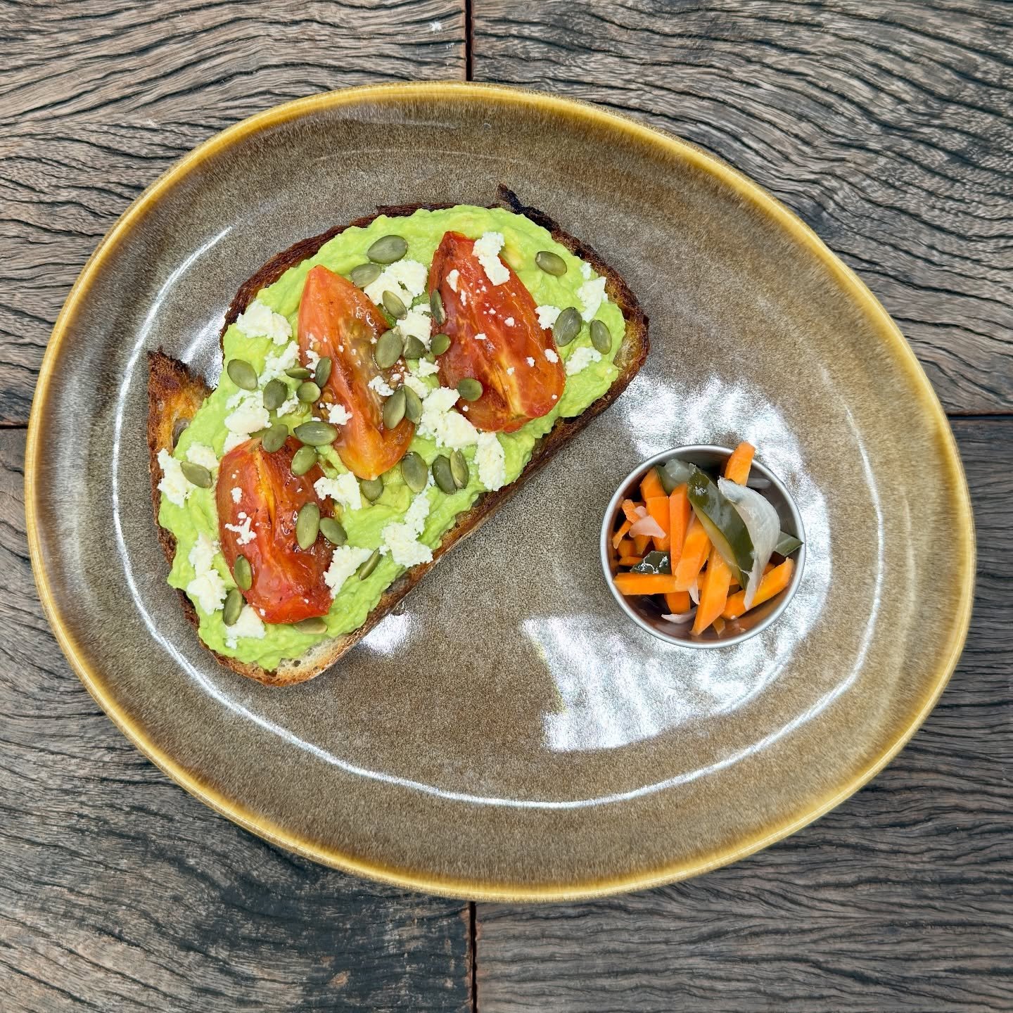 DESAYUNO /// BREAKFAST

TOSTADA DE AGUACATE

Pan de masa madre, aguacate, tomate asado, queso de cabra, semillas de calabaza, encurtido de la casa. /// Sourdough bread, avocado, roasted tomato, goat cheese, pumpkin seeds, house-made pickle veggies.
