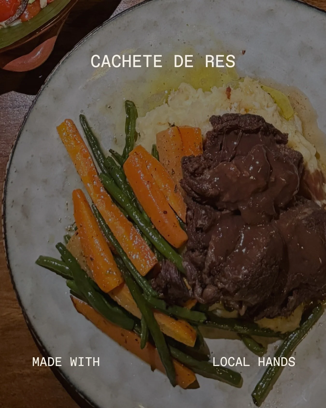 CACHETE DE RES
Braseado por 12 horas, pur&eacute; de yuca con queso ahumado, zanahorias y vainicas, salsa de mora

Beef cheek braised for 12 hours, served with smoked cheese yuca pur&eacute;e, carrots, green beans and blackberry sauce.
