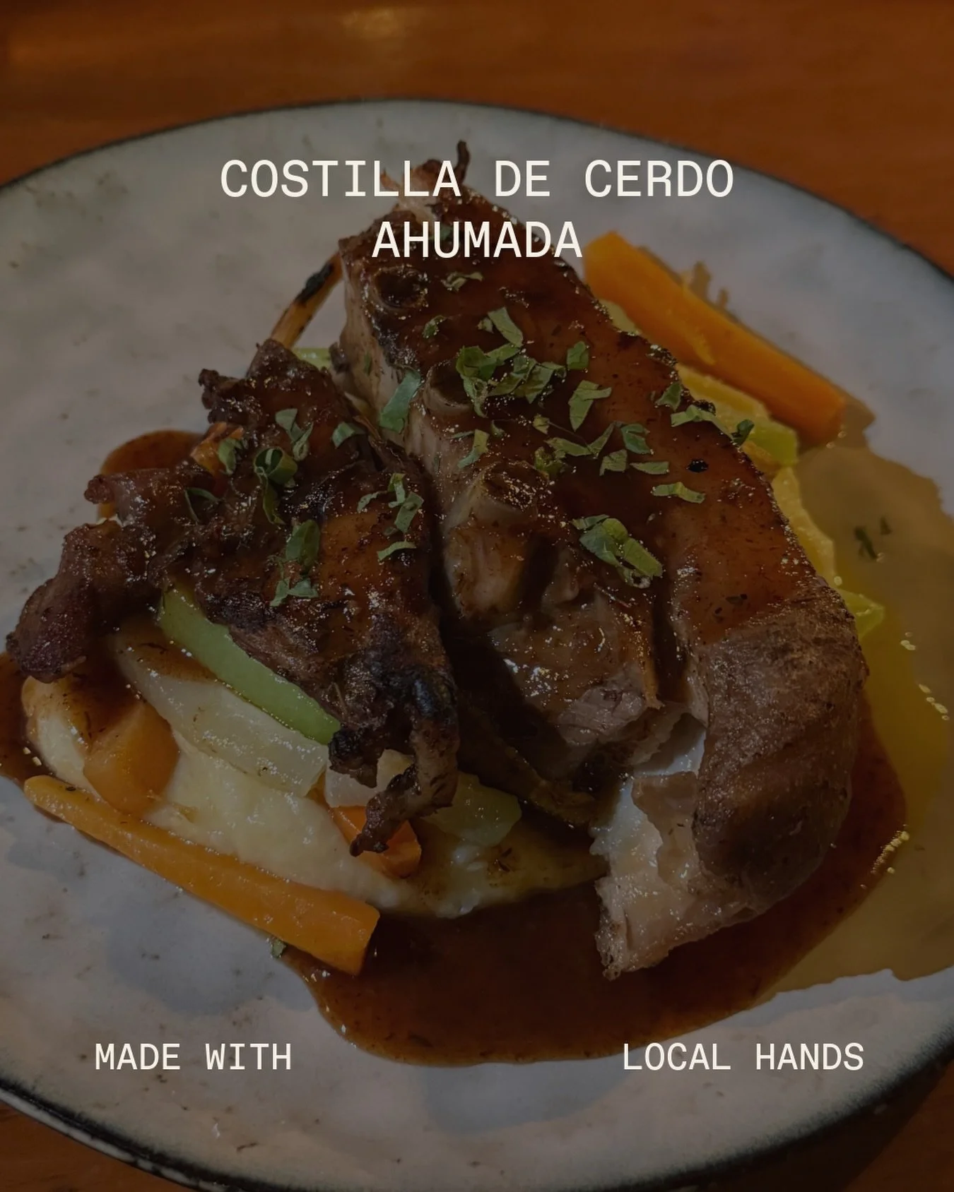 COSTILLA DE CERDO AHUMADA
Con salsa de agridulce de tamarindo, pure de papa, chilotes y tomates asados. 

Smoked pork ribs with tamarind glaze, mashed potatoes, baby corns, and roasted tomatoes.