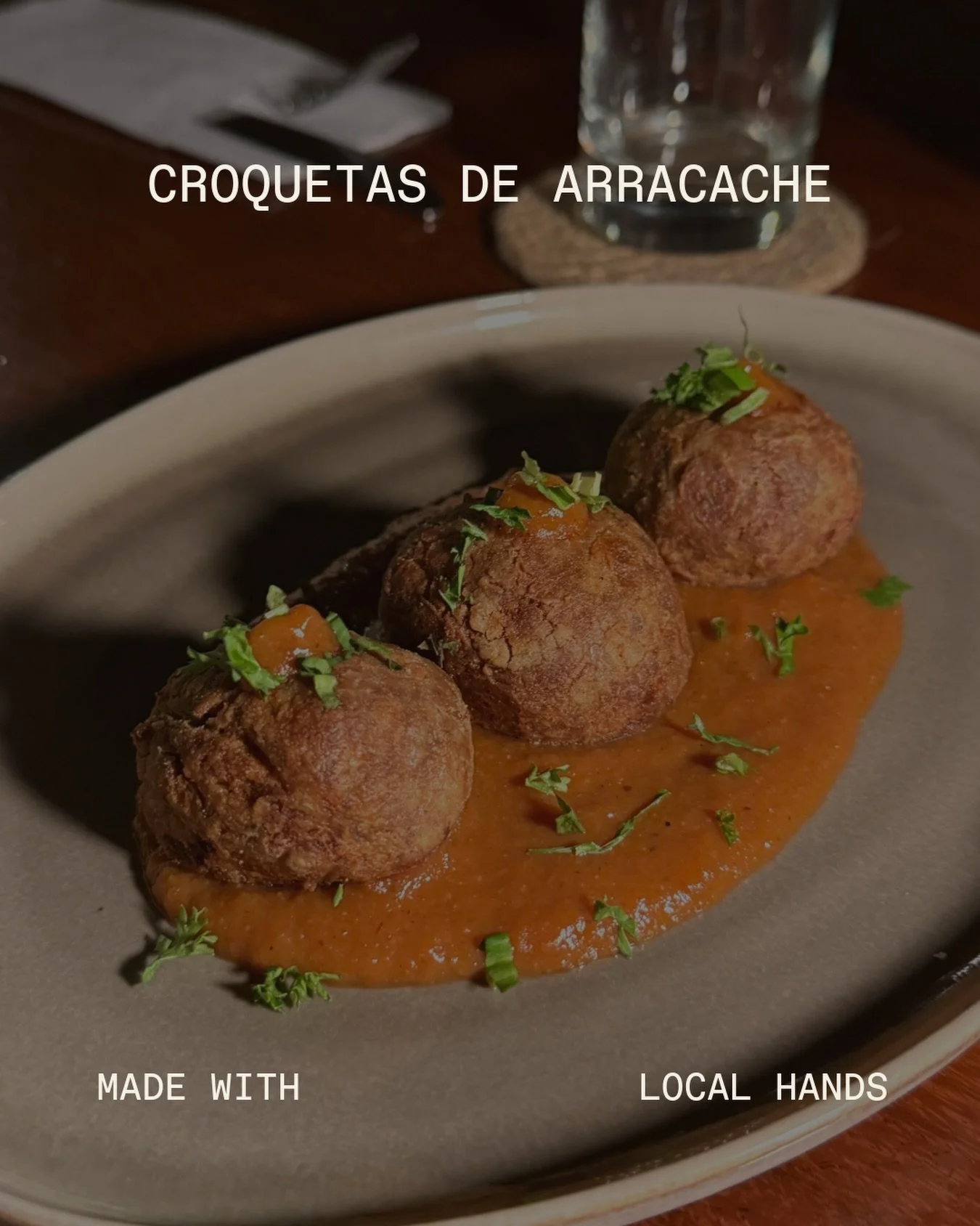 CROQUETAS DE ARRACACHE
Rellenas de queso de cabra acompa&ntilde;adas de salsa de tomate de &aacute;rbol. 

Arracache croquettes filled with goat cheese and served with tomatillo sauce.