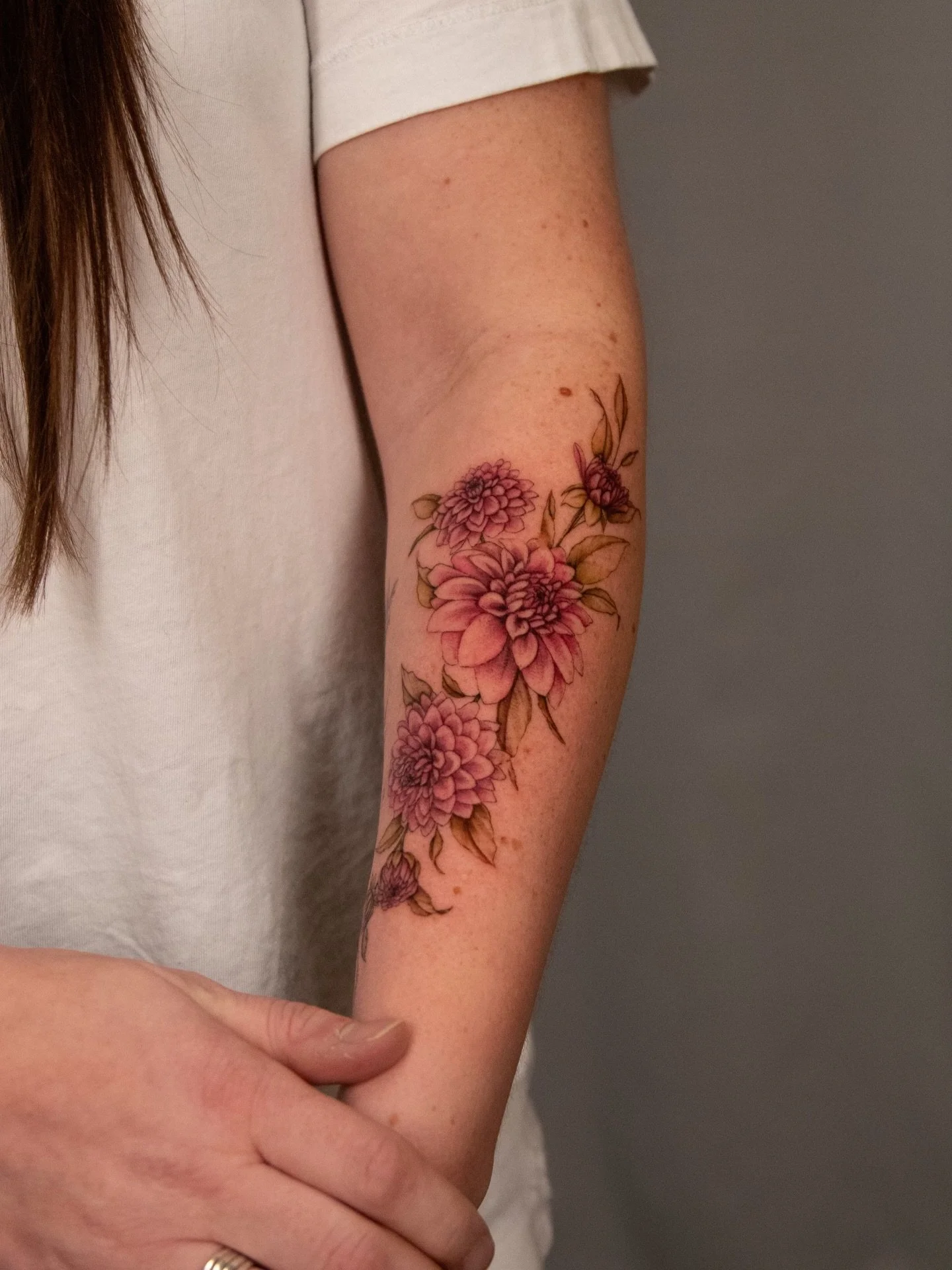 A delicate vintage dahlia design for Jen, nestled next to a healed piece from a couple of months ago! ✨
.
.
.
#FineArt #FineArtTattoo #SpokaneTattoo #SpokaneArtist #FineLineTattoo TattooInspiration PNWTattoo TattooCollector InkedUp Tattoo WashingtonT