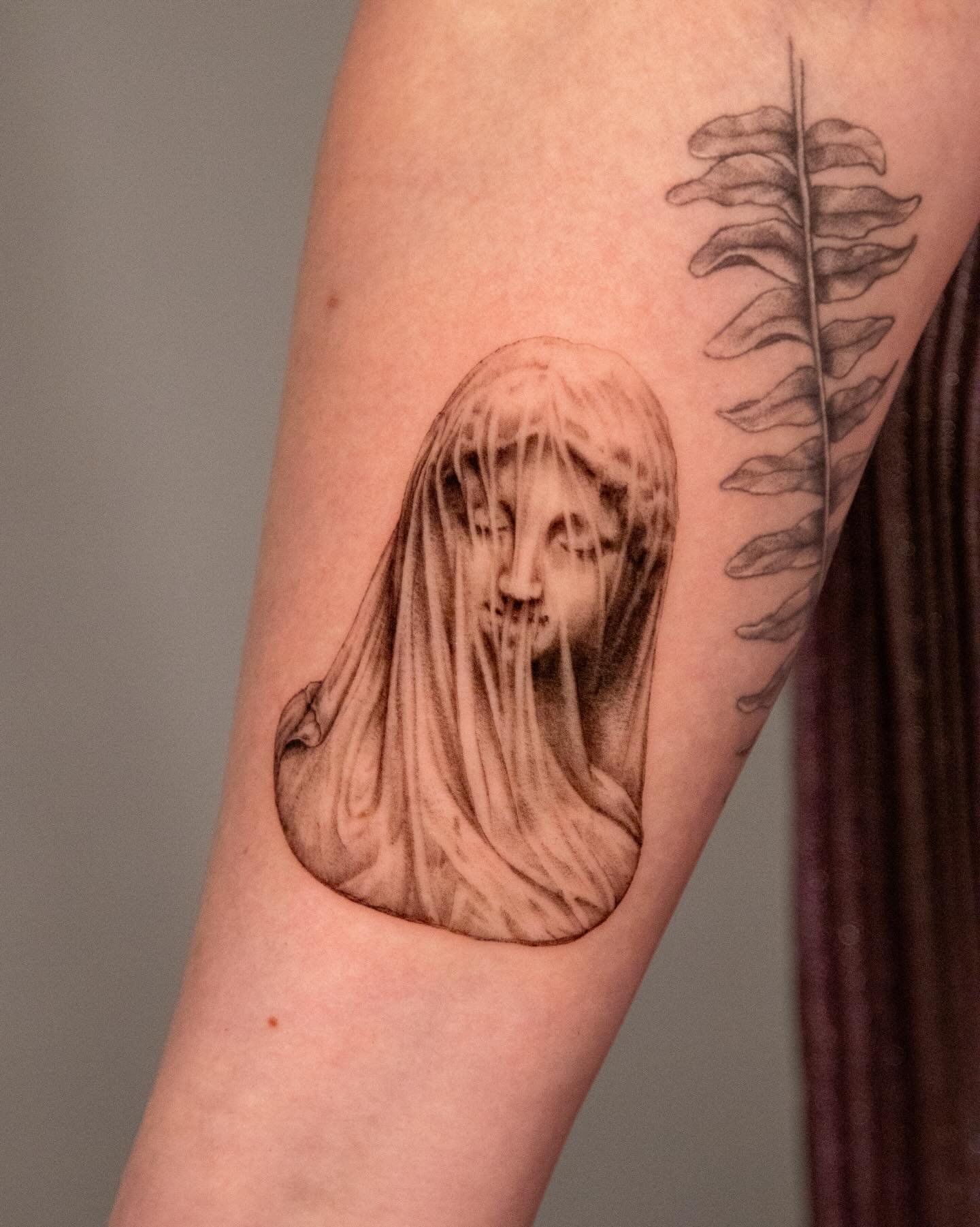 ✨&rdquo;the Veiled Virgin&rdquo; by Giovanni Strazza✨

Absolutely loved doing another tattoo for Hannah! My books are open for Miami - I have limited availability for May and June is open. 

Click the link in my bio or dm me to book your next tattoo 