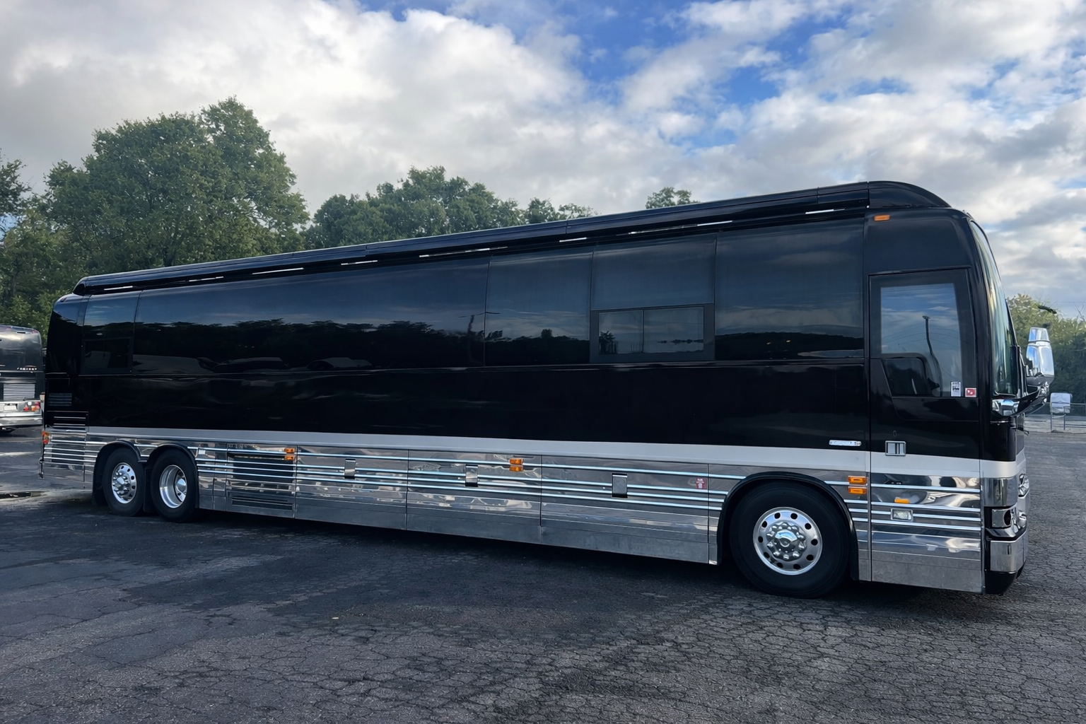 2010 - Prevost H3-45 - 12 Bunks (Front Slide)