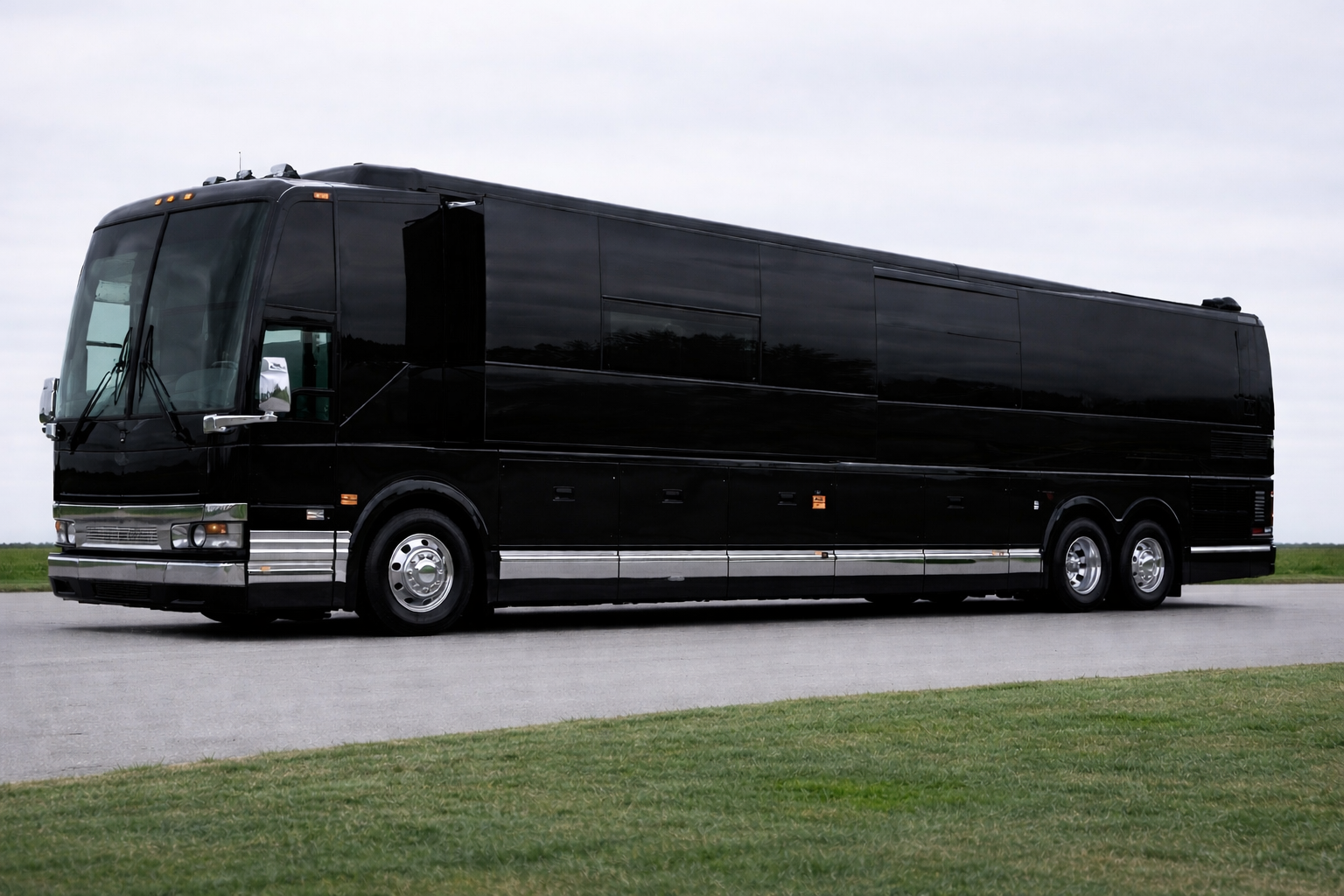 2015 - Prevost X3-45 - 12 Bunks (Front Slide)