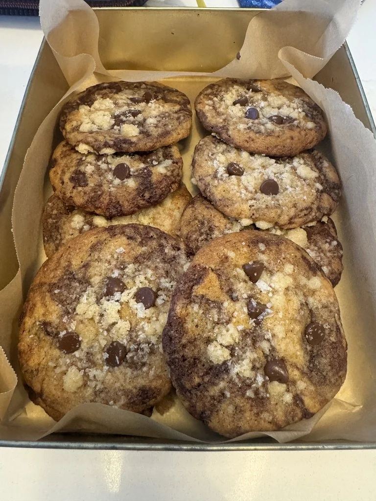 A tin of Babka cookies.