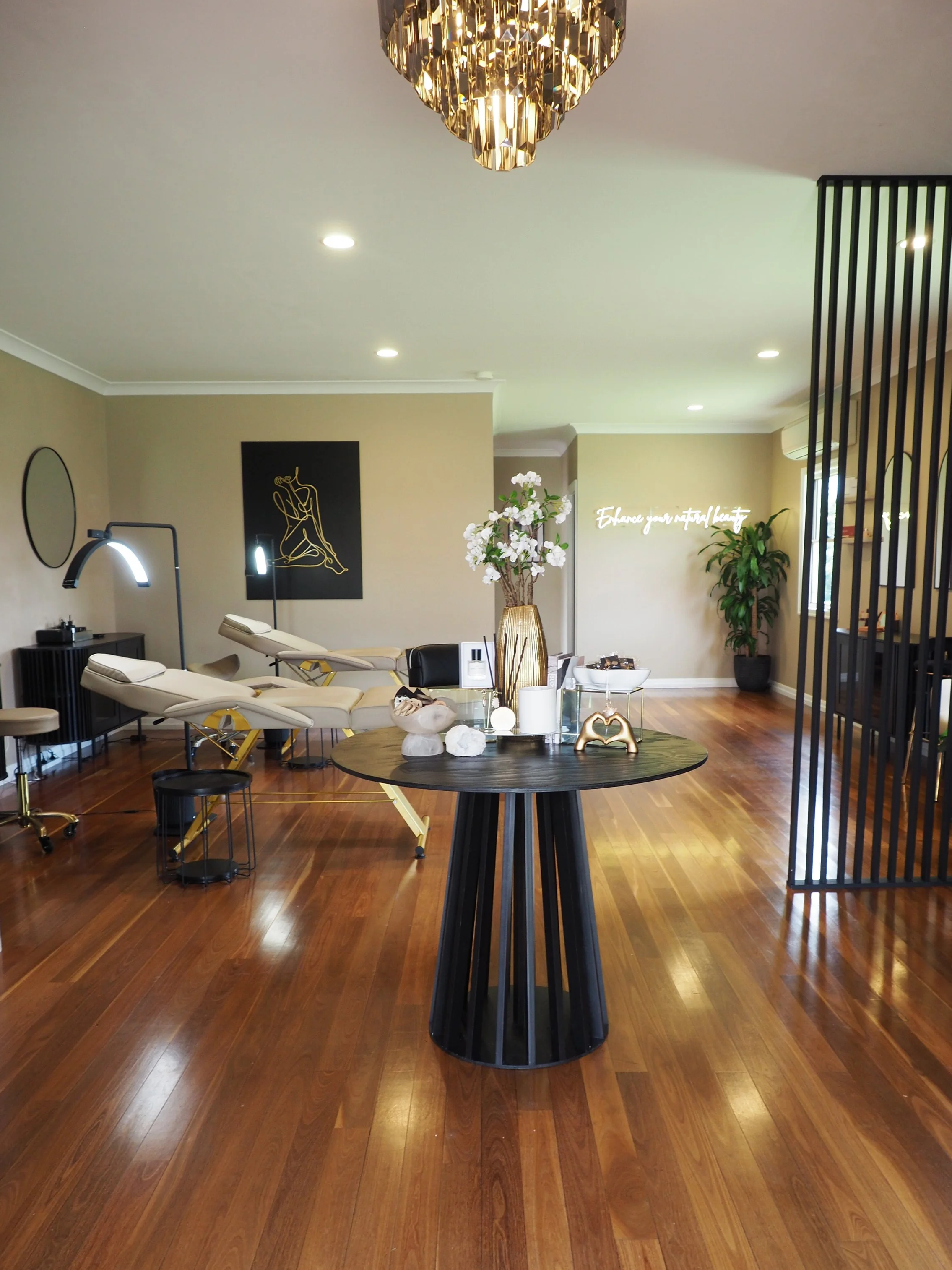 Located at The Chocolate Cottage Courtyard, Highfields, Queensland. Aurora Glow Beauty Lounge is a tranquil space designed to help you unwind, relax, and escape from the outside world.