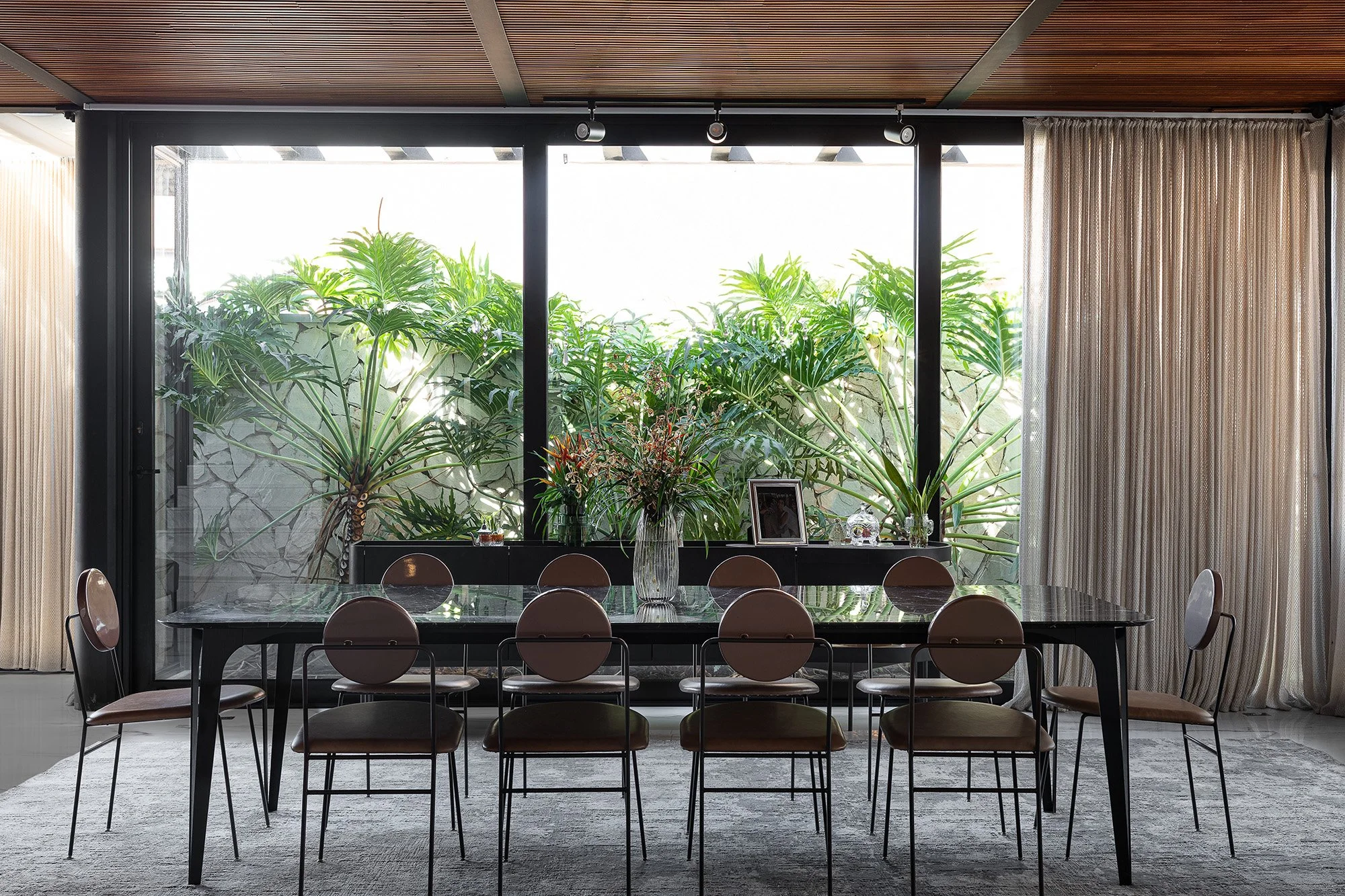sala-jantar-elegante-teto-forro-madeira-minimalismo.jpg
