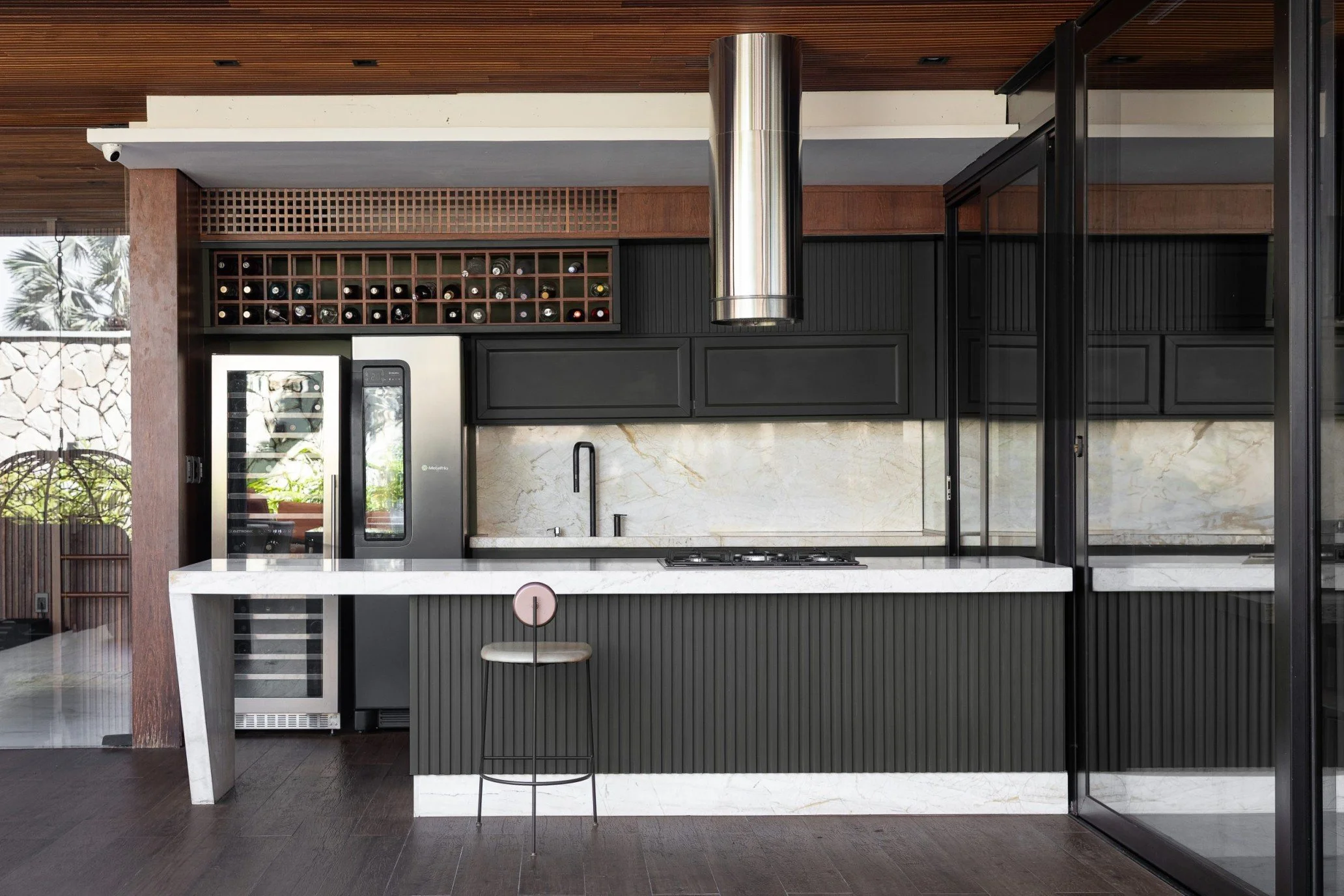 varanda-gourmet-churrasqueira-integrada-acozinha-aberta-piscina-scaled-uai-2064x1376.jpg