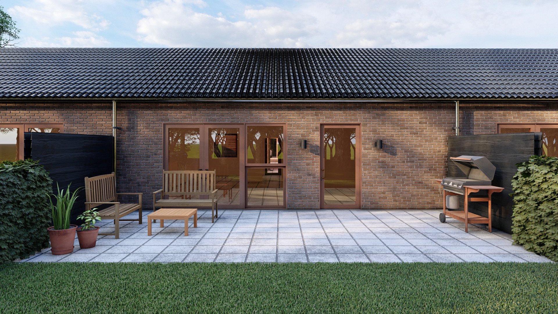 Terrasse med græsplæne, to træbaresofaer, et lavt bord, to potteplanter, en gasgrill, brændes Valgmen, baggrund med murstenshus med glasdøre og vinduer, sort trådhegn og træer bag huset.